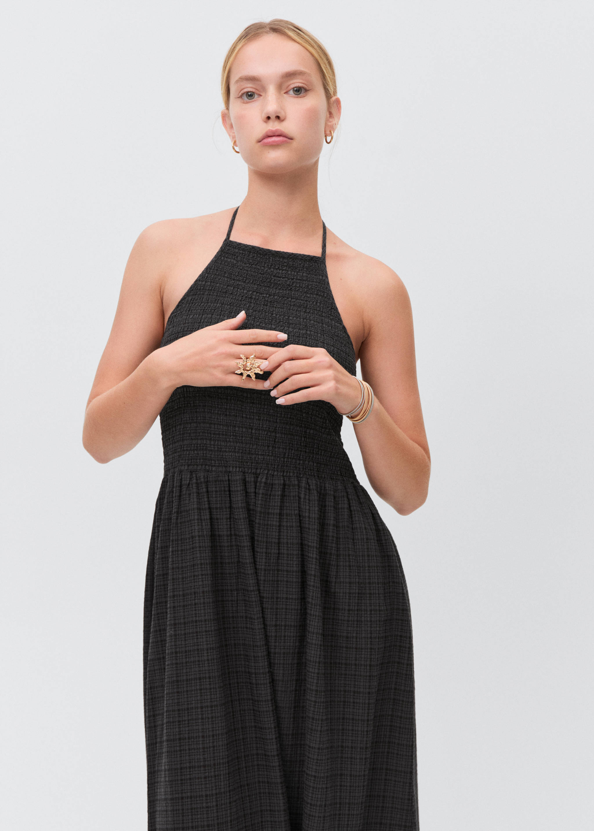 Robe longue emmanchures américaines - Plan moyen