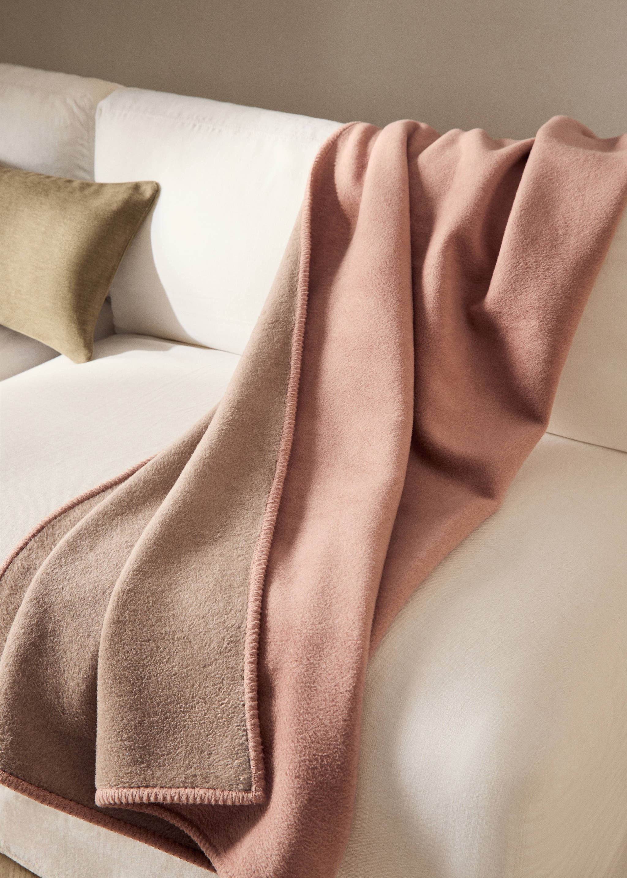 Soft fleece blanket with saddle-stitch detail - General plane