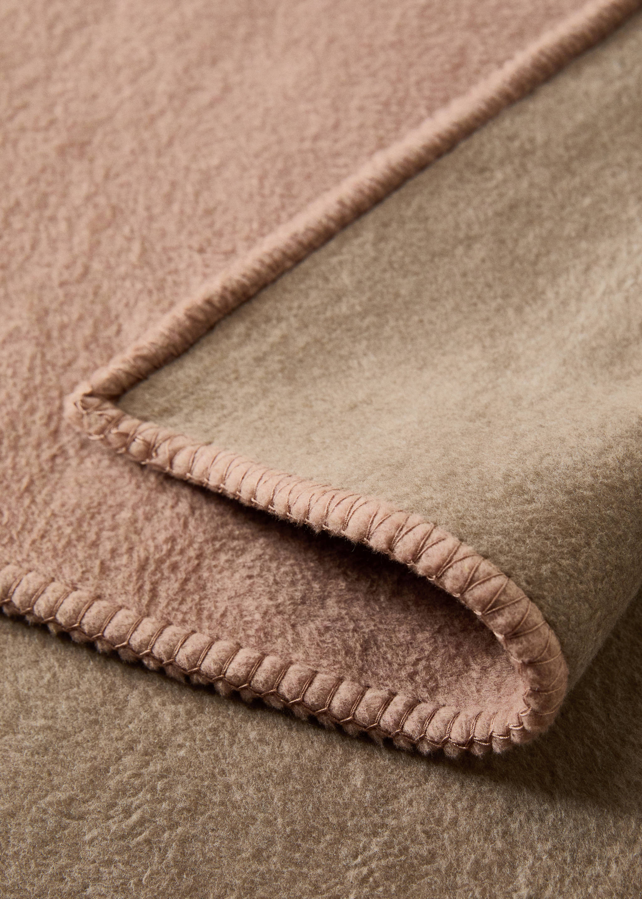 Soft fleece blanket with saddle-stitch detail - Details of the article 2