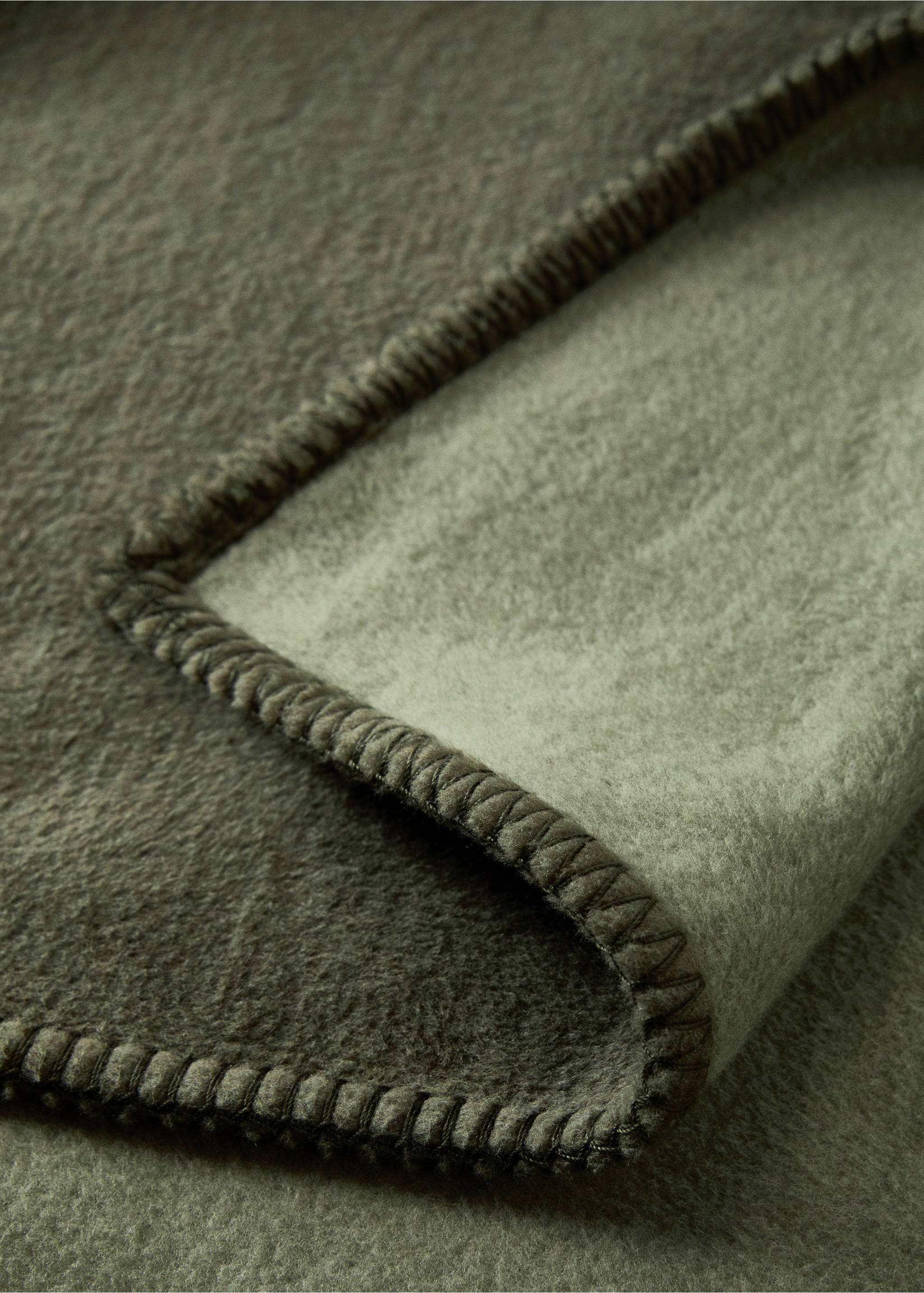 Soft fleece blanket with saddle-stitch detail - Details of the article 2, Green. Ref: 17091528-00.