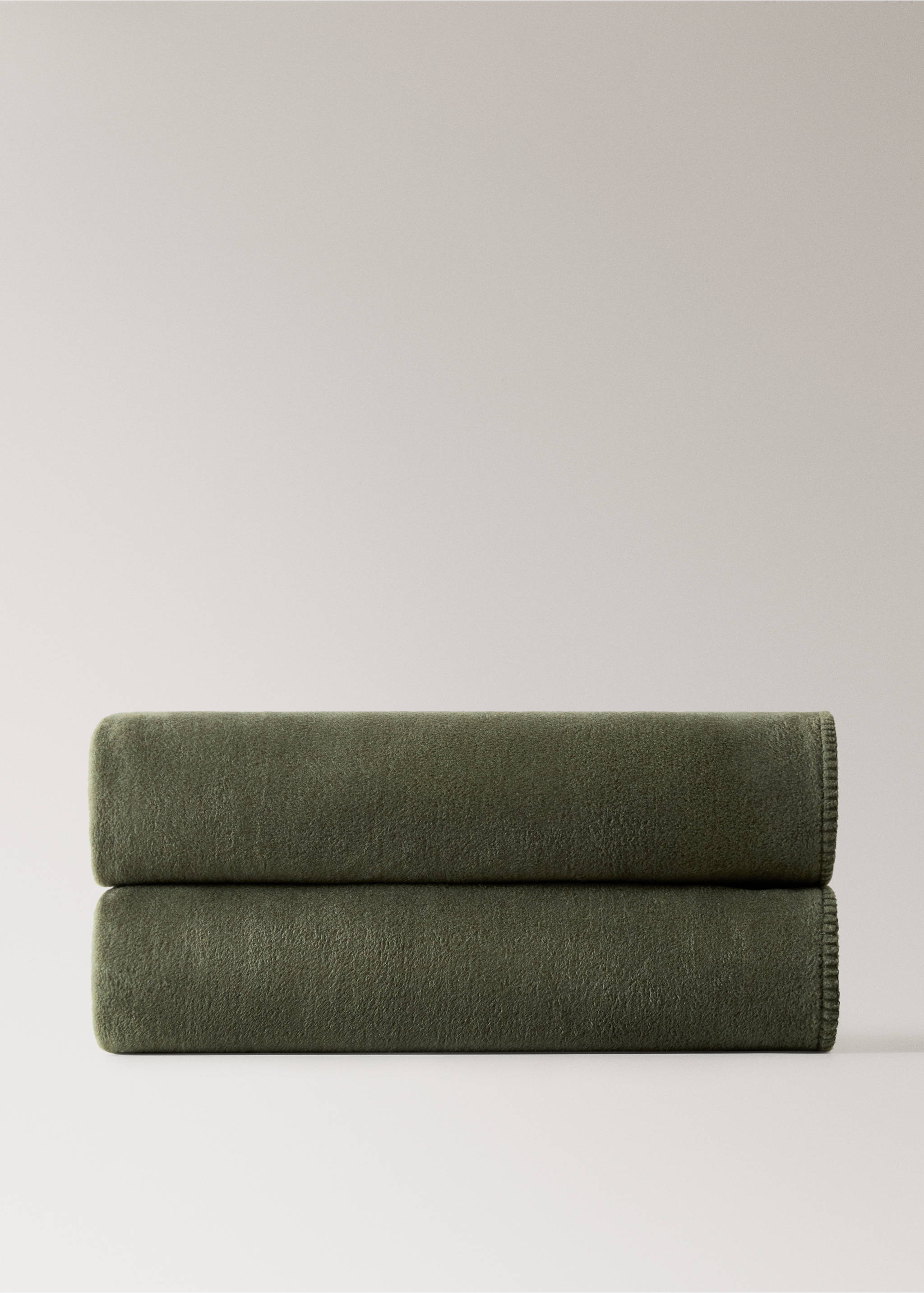 Soft fleece blanket with saddle-stitch detail - Article without model, Green. Ref: 17091528-00.