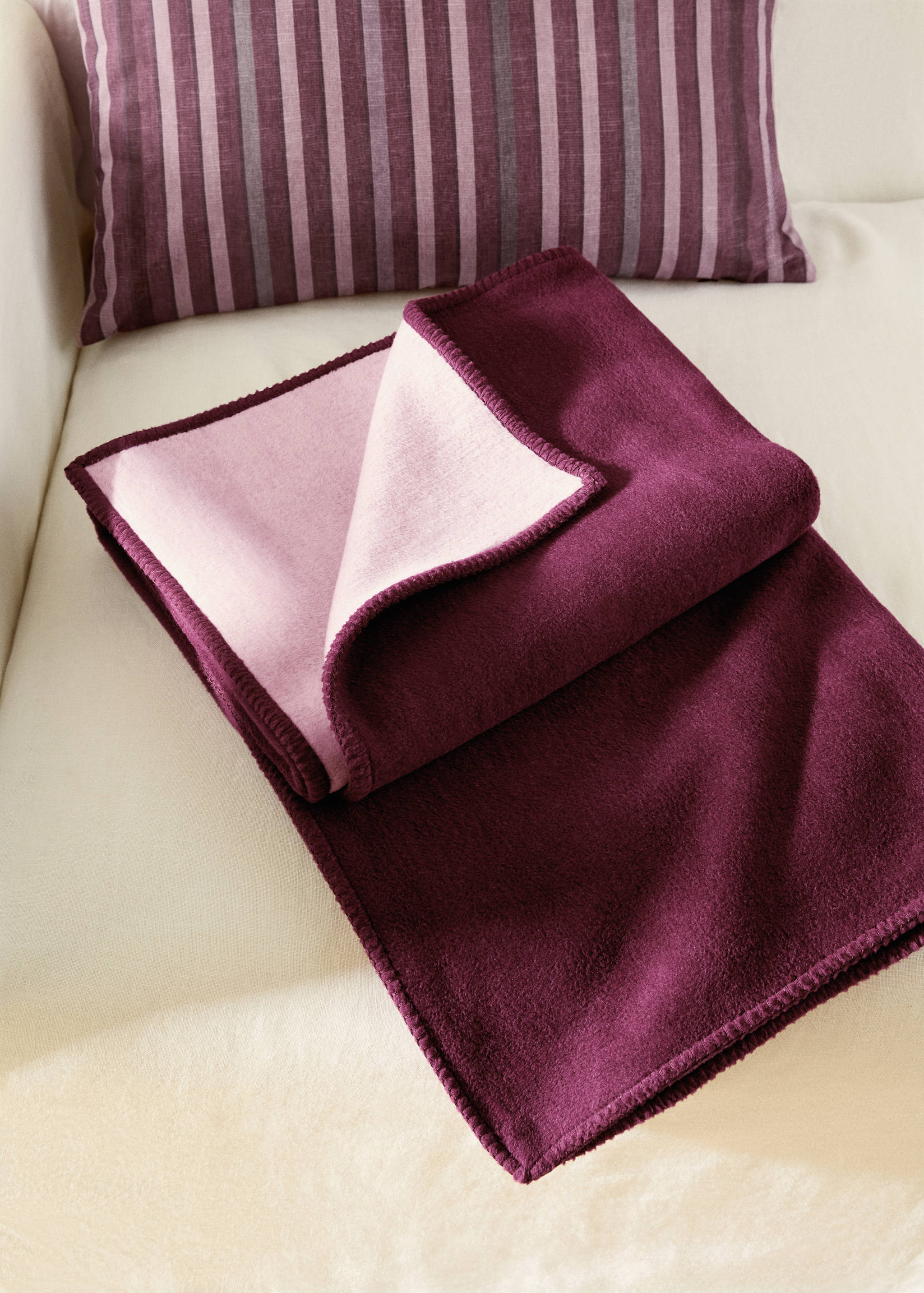 Soft fleece blanket with saddle-stitch detail - General plane