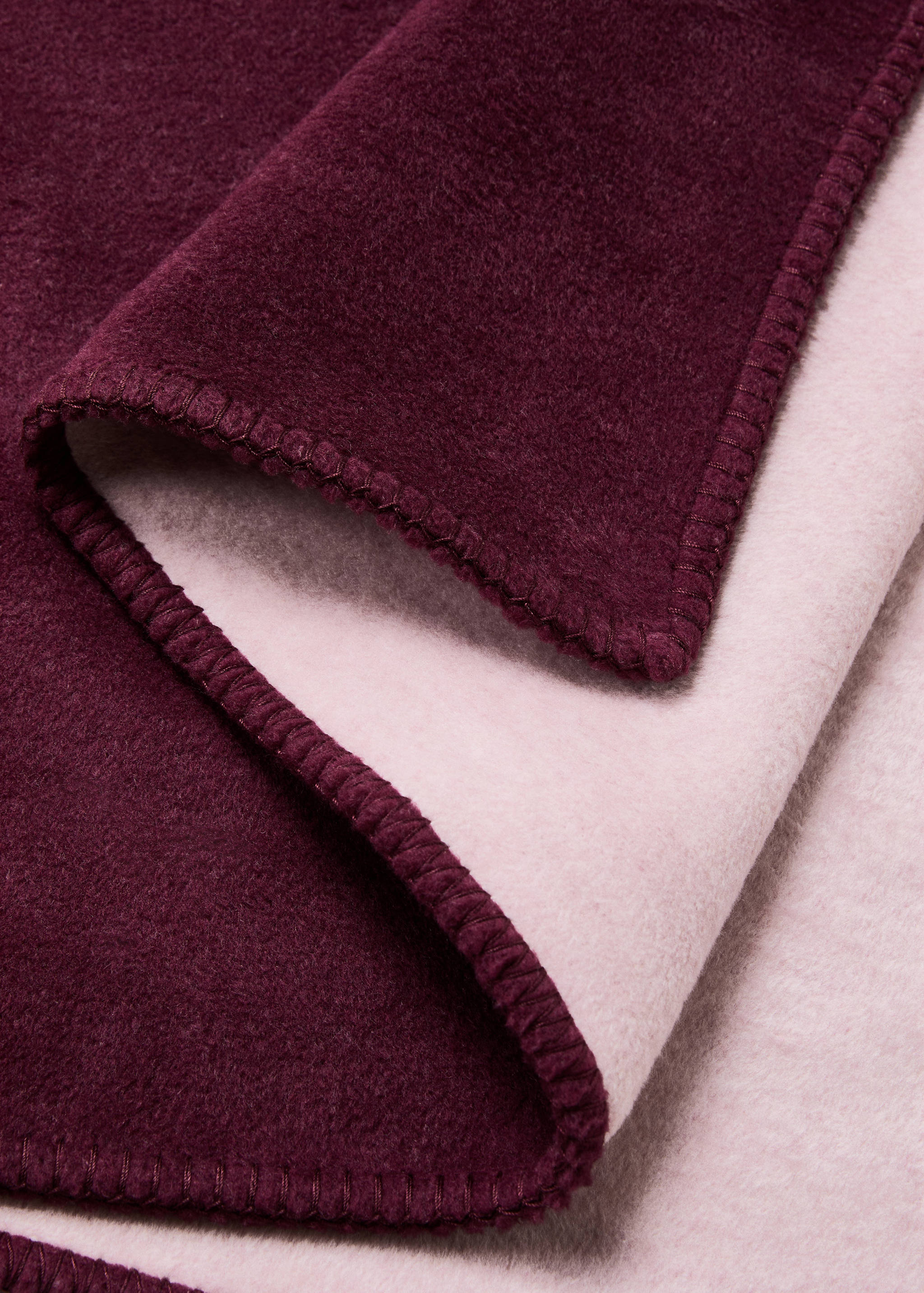 Soft fleece blanket with saddle-stitch detail - Details of the article 1