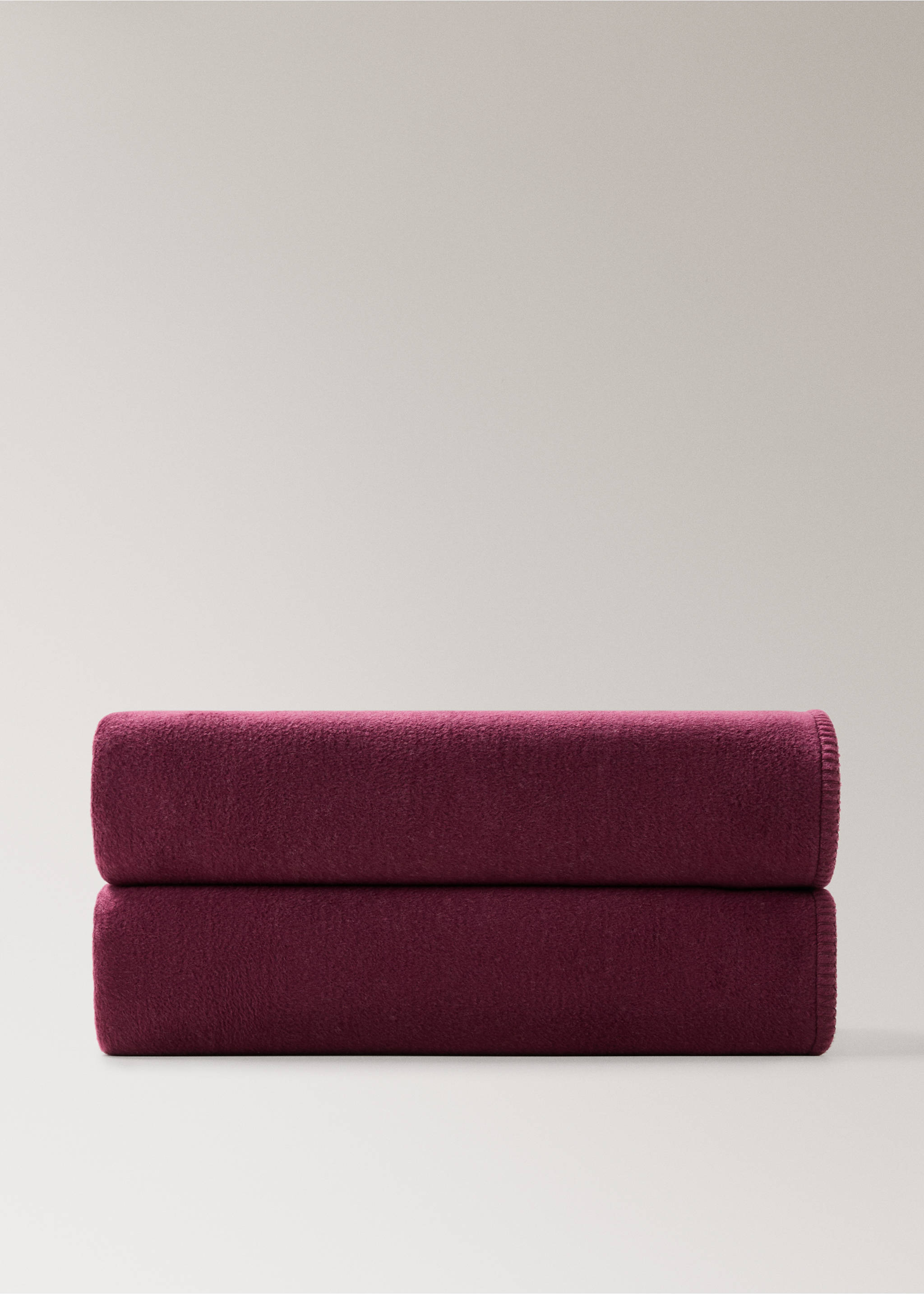 Soft fleece blanket with saddle-stitch detail - Article without model, Dark Red. Ref: 17091528-00.