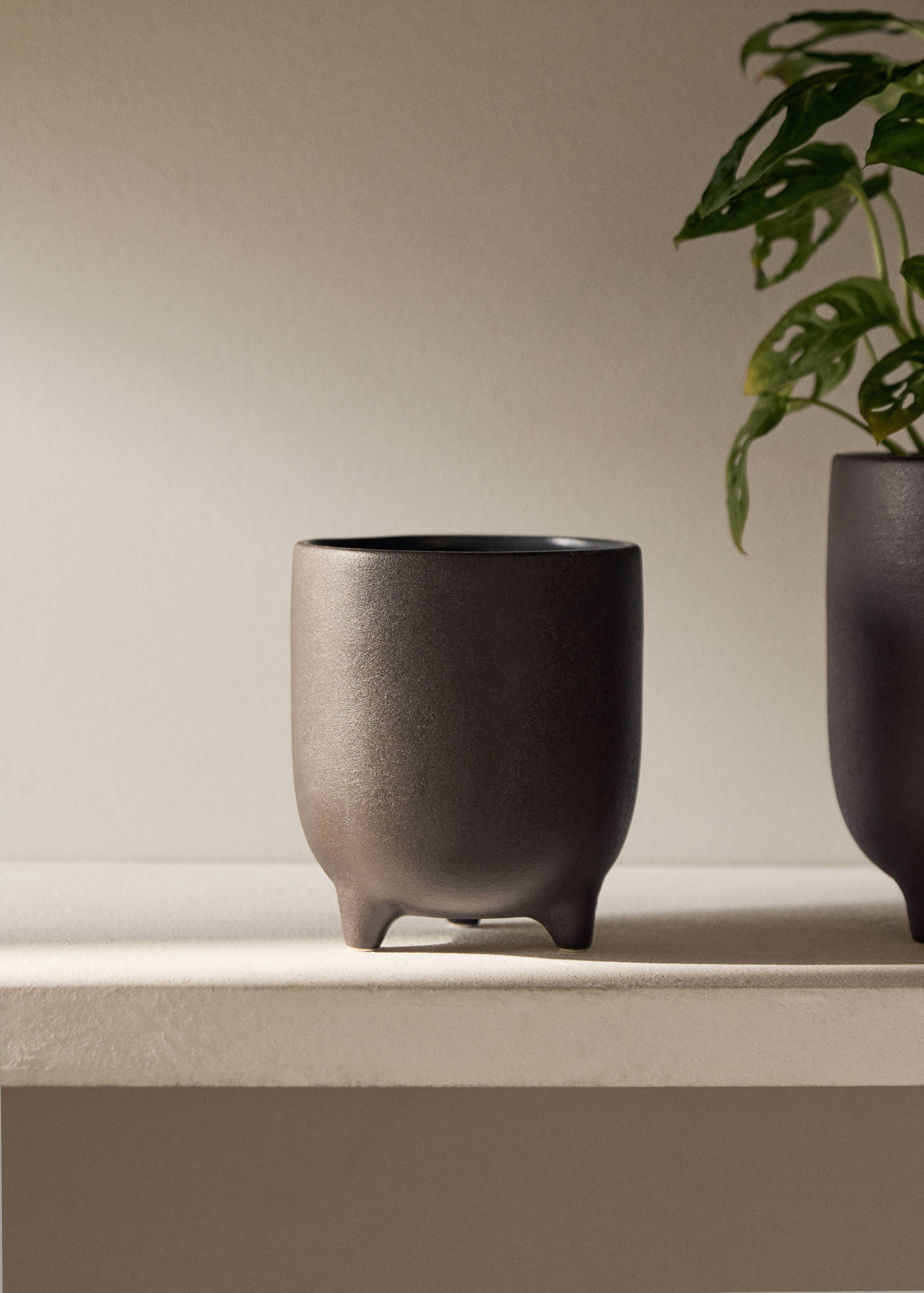 Small matte-finish stoneware planter - General plane
