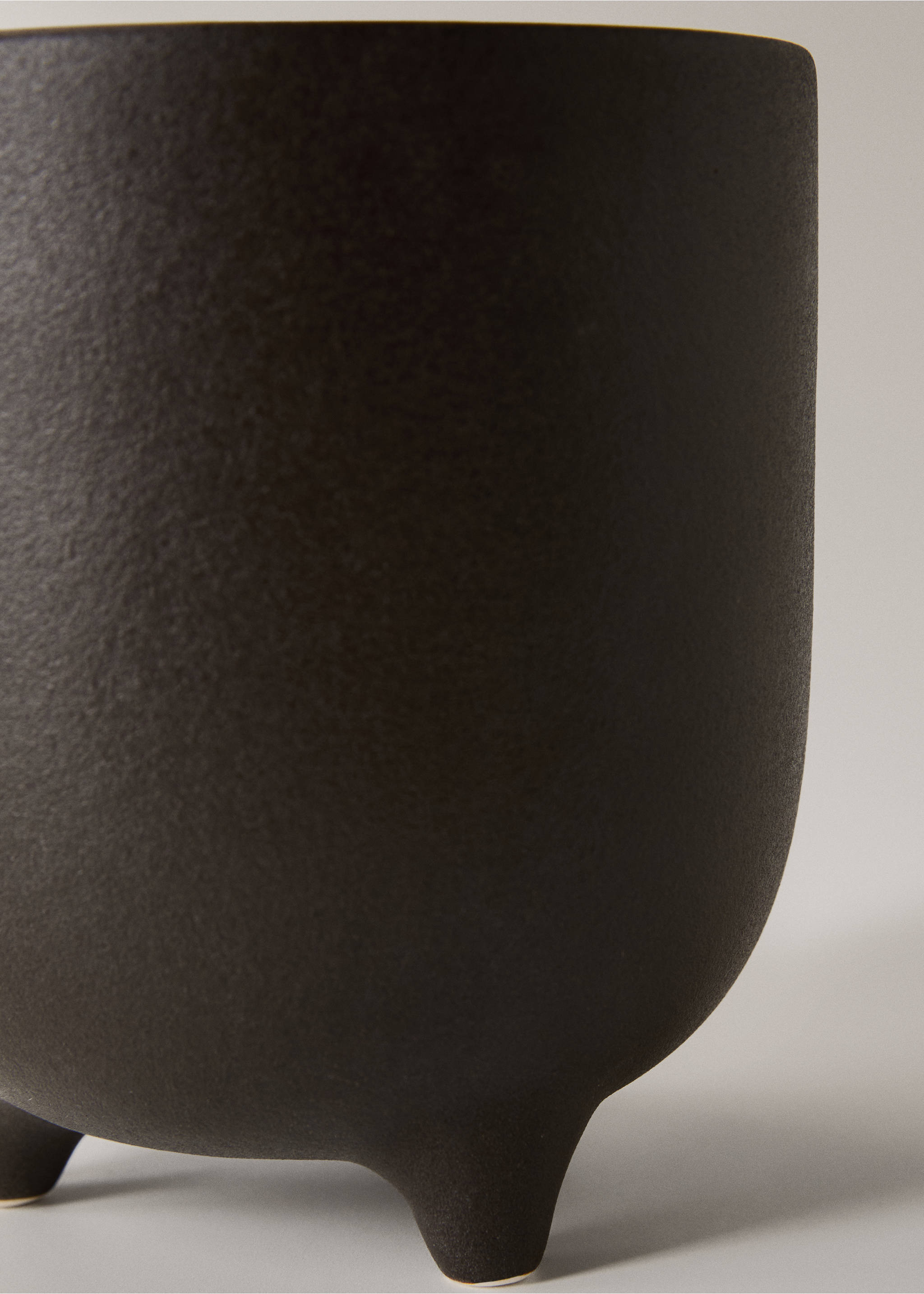 Small matte-finish stoneware planter - Details of the article 2, Chocolate. Ref: 17091536-00.