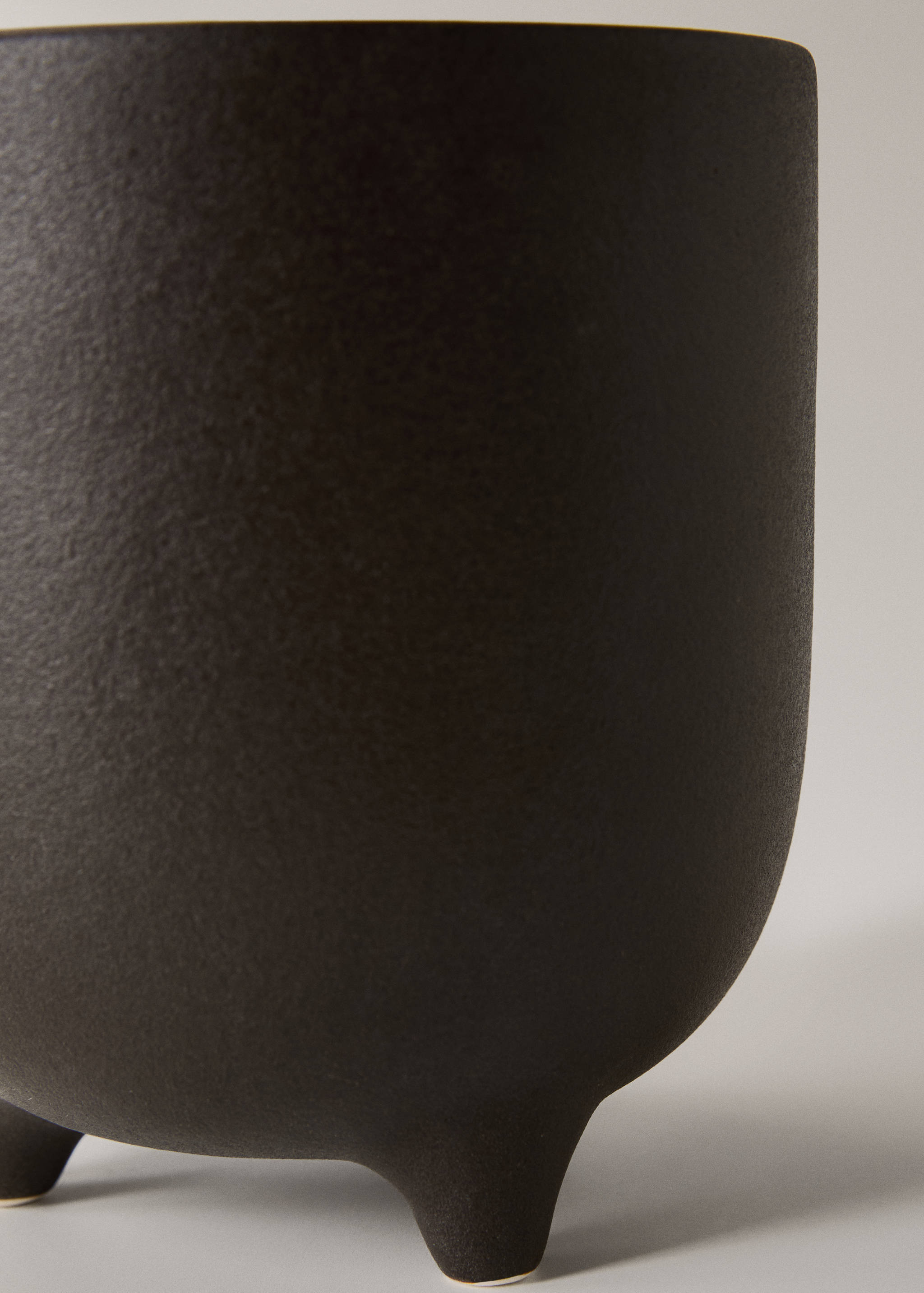 Small matte-finish stoneware planter - Details of the article 2