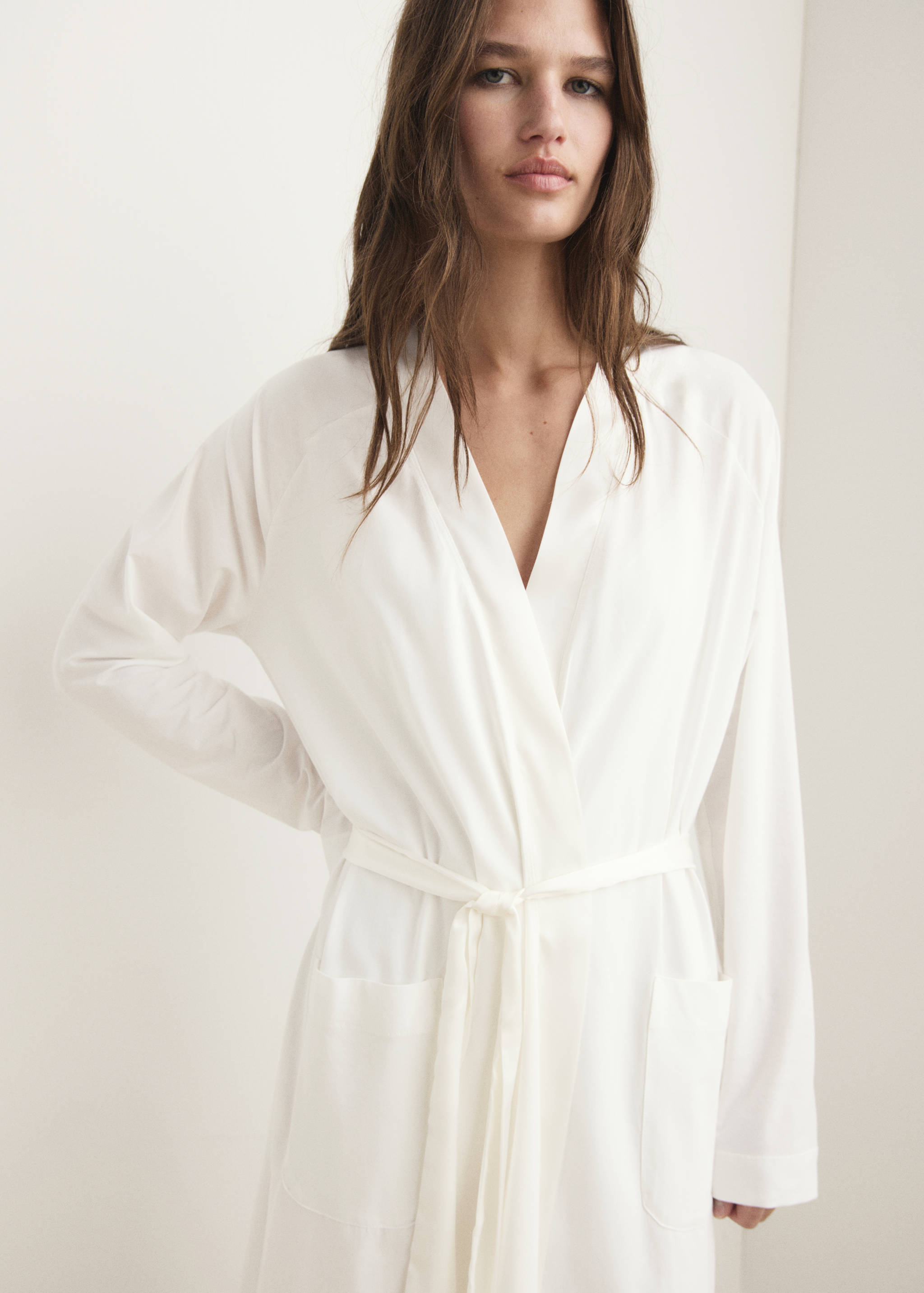 Peignoir en coton liseré satin - Plan moyen