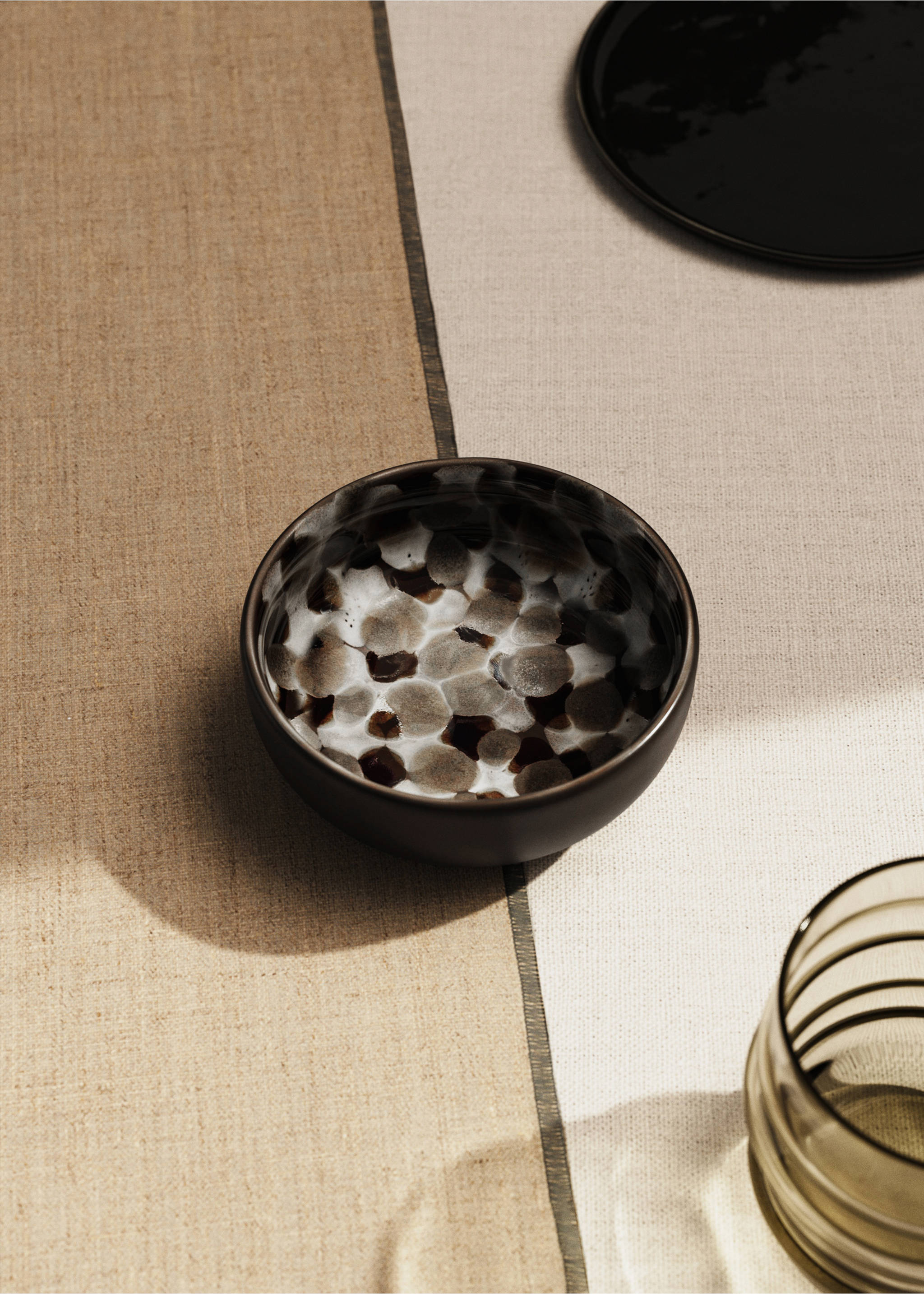 Steingutschale mit reaktiver Glasur und mit Punkte-Motiv - Allgemeine Ansicht, Kaffeebraun. Ref: 17092031-00.