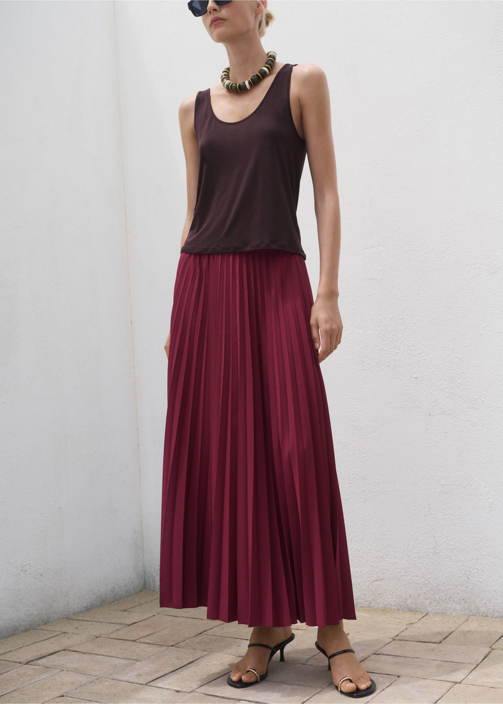 Long pleated skirt - Details of the article 3, Burgundy. Ref: 17092539-00.