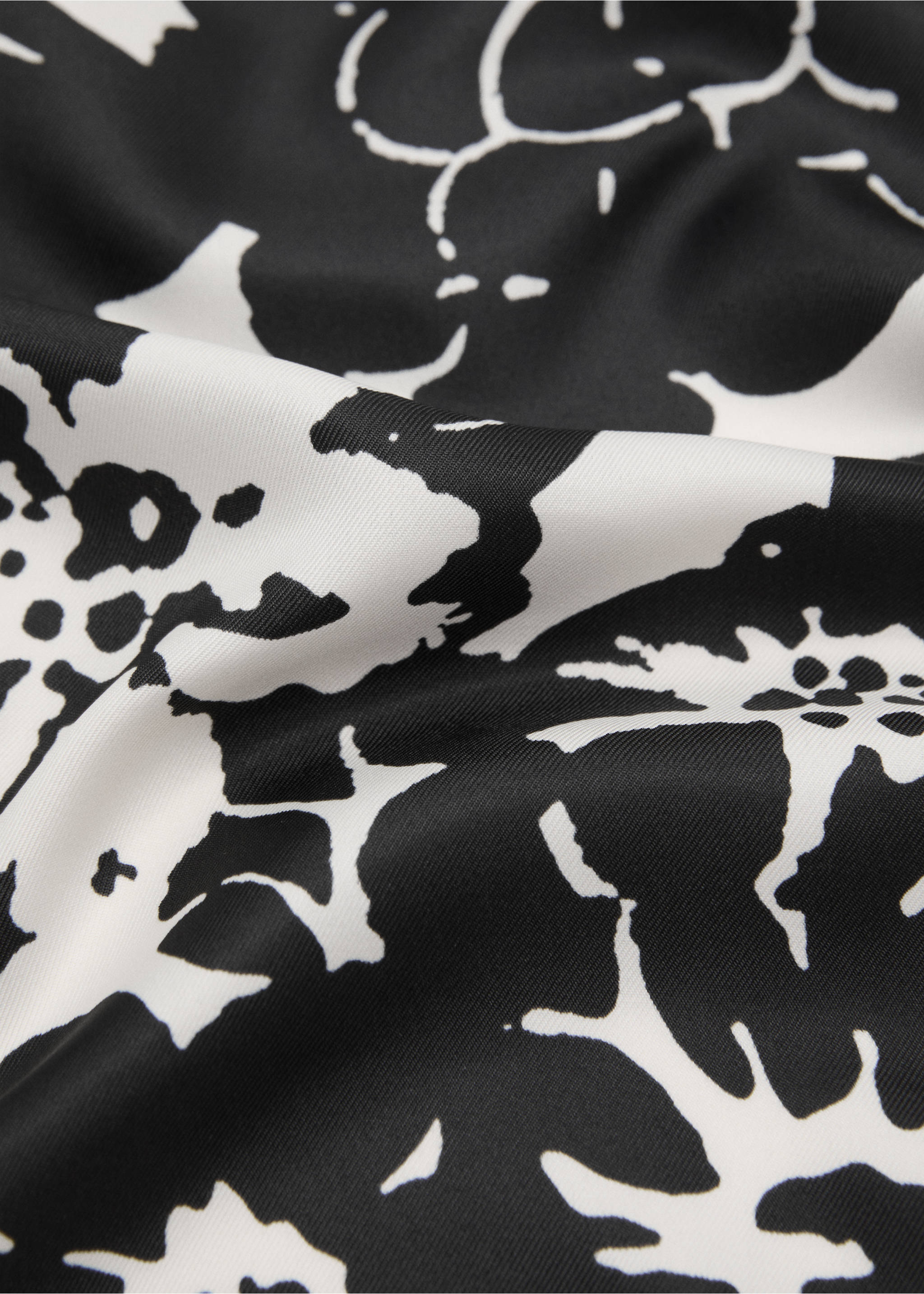 Floral-print satin scarf - Medium plane, Black. Ref: 17092540-00.