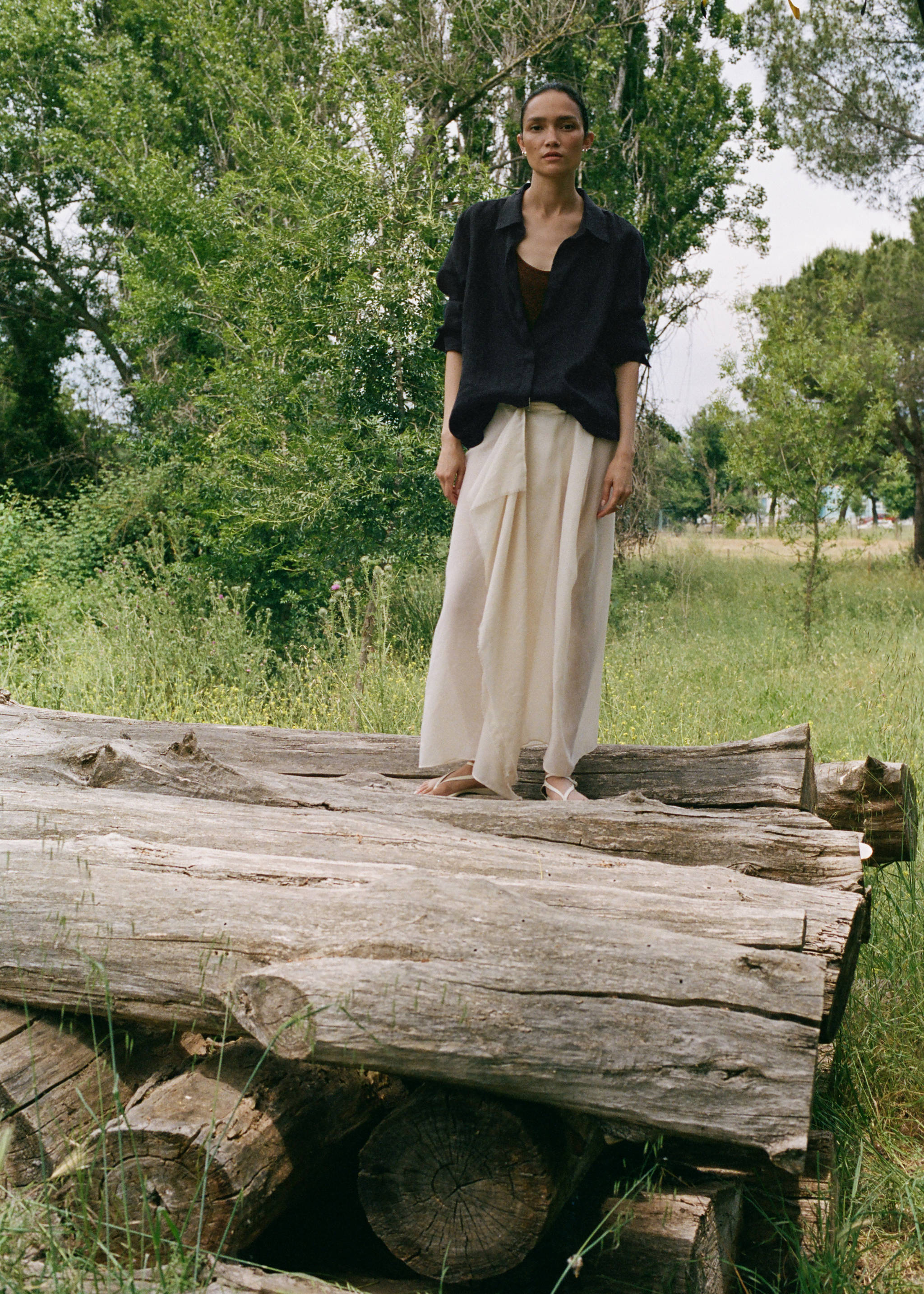 Plain shawl with frayed ends - General plane