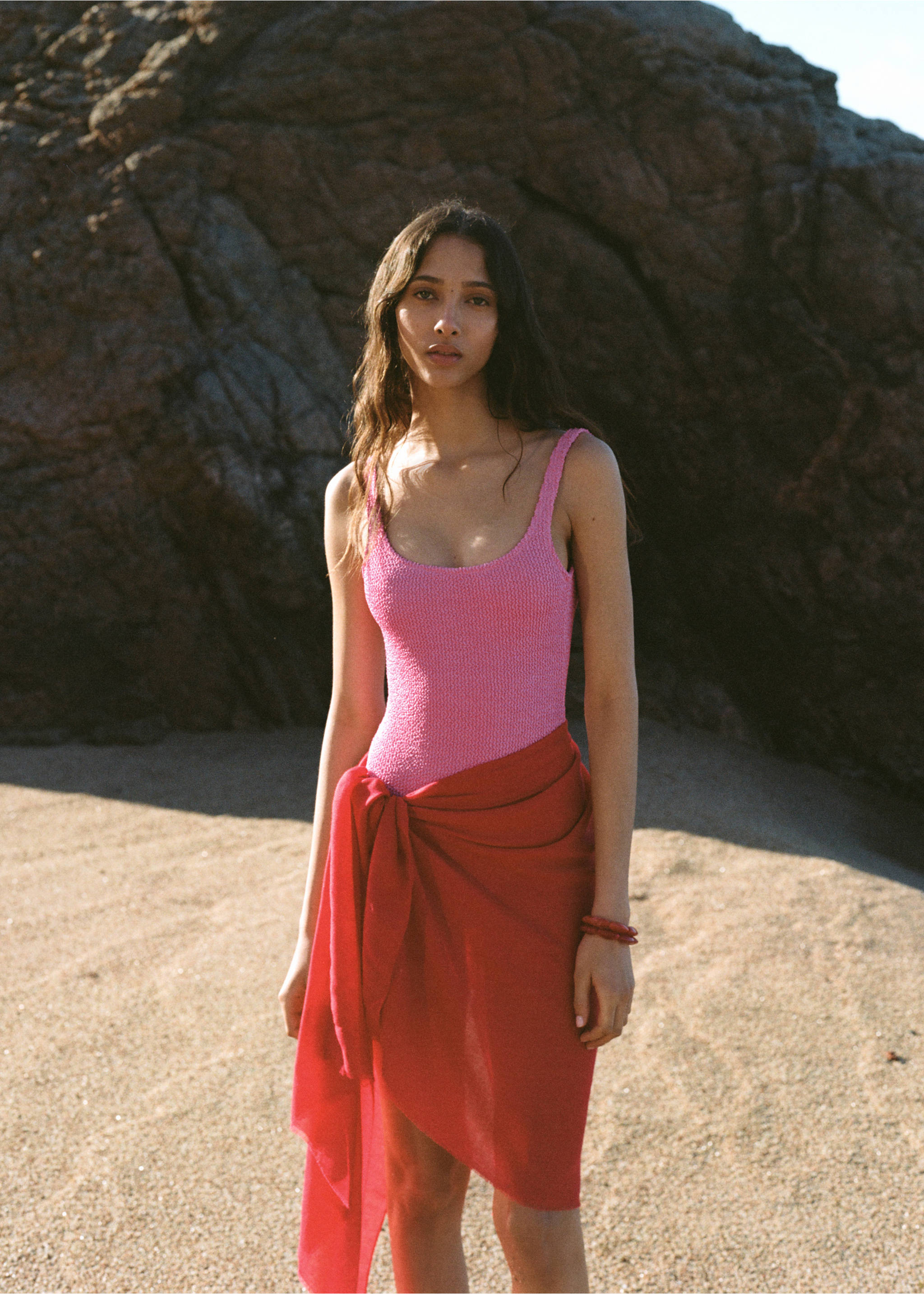 Plain shawl with frayed ends - Details of the article 9, Red. Ref: 17092542-00.