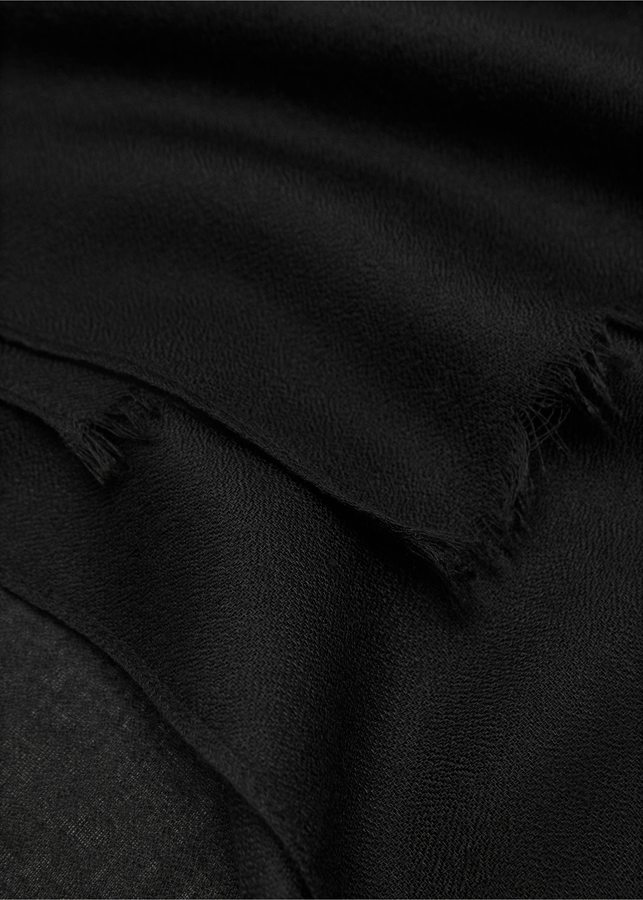 Effen sjaal met rafelige afwerking - Middenvlak, Zwart. Ref: 17092542-00.