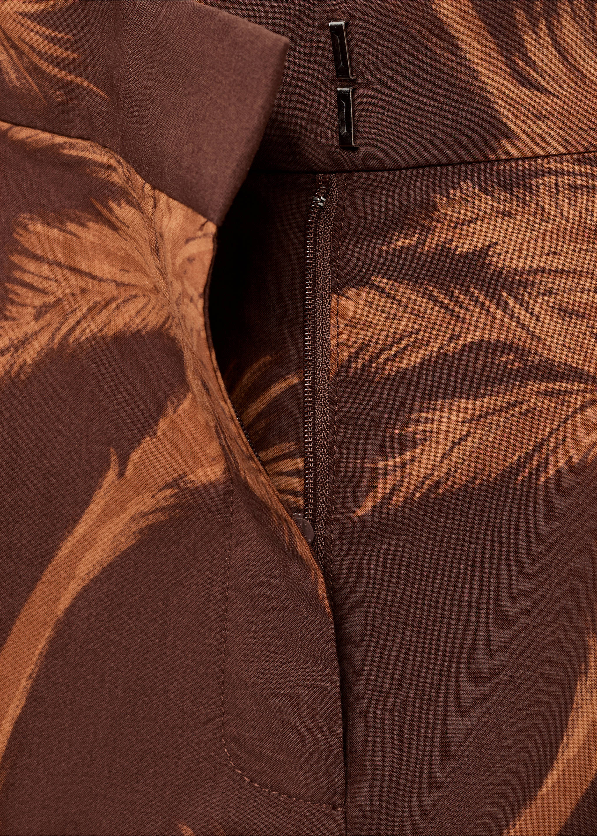 Katoenen bermuda met palmbomenprint - Detail van het artikel 8, Bruin. Ref: 17092901-00.