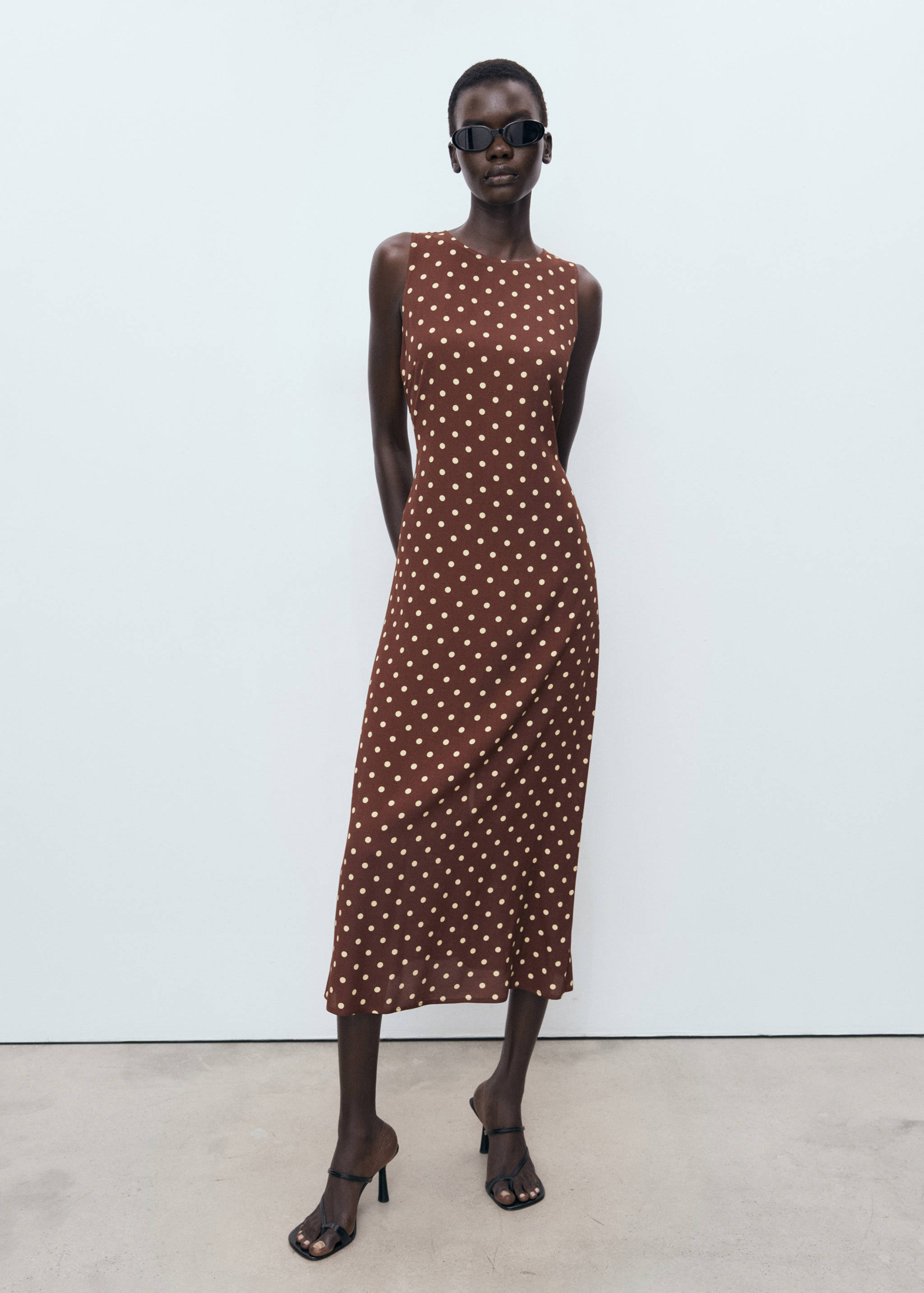 Vestido às bolas com laço - Plano geral