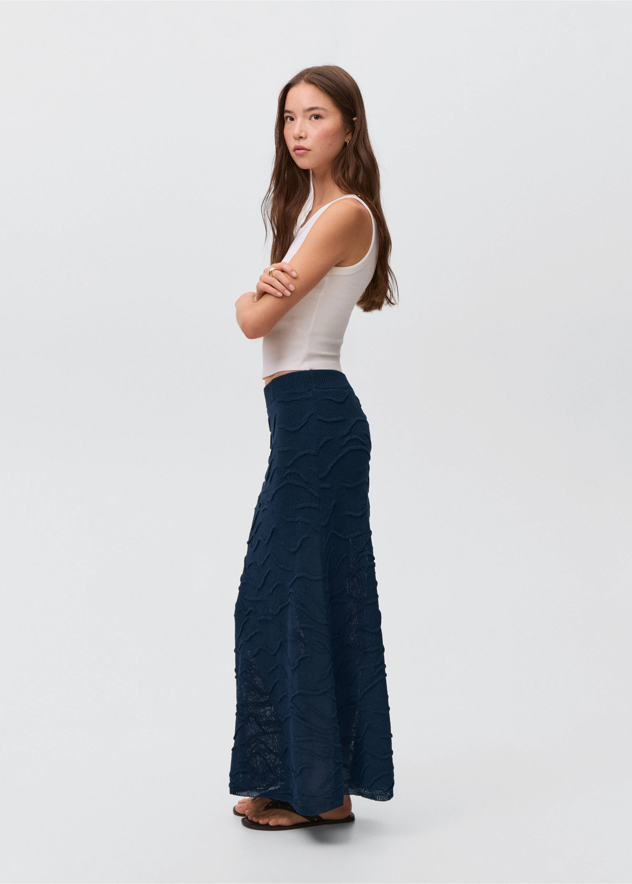 Textured long skirt - Details of the article 2, Navy. Ref: 17093286-00.