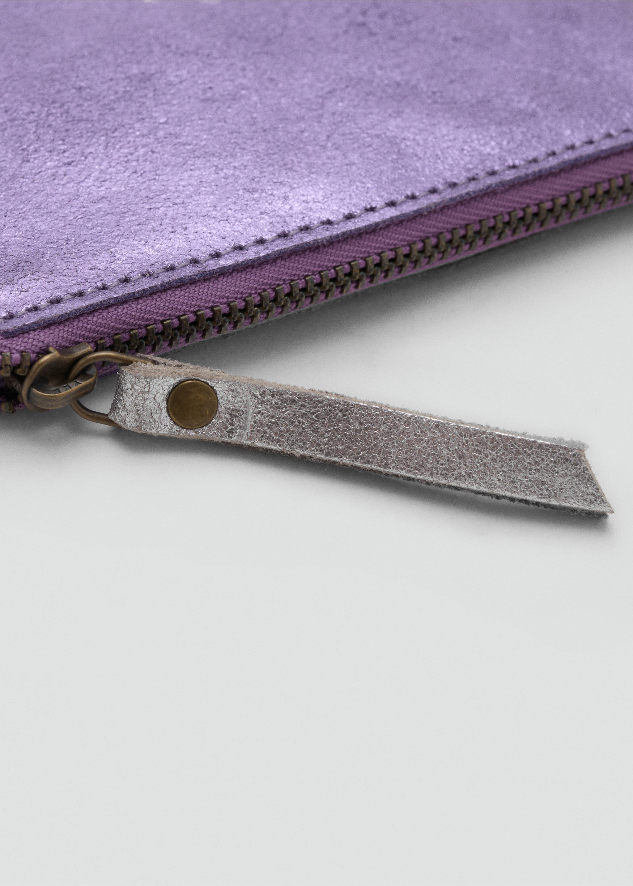 Metallic leather purse - Details of the article 1, Maroon. Ref: 17093297-00.