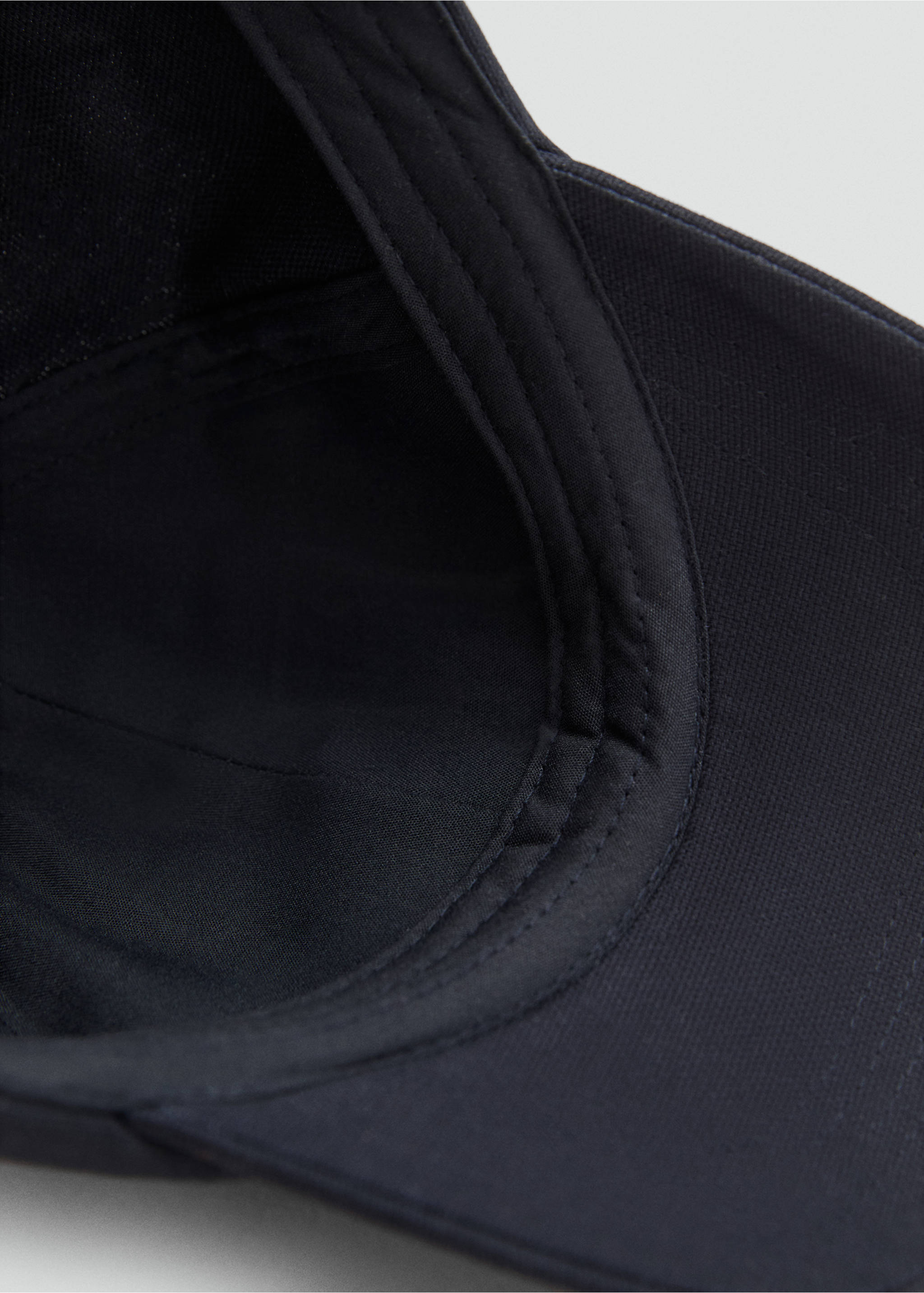 Cap with embroidered letter - Details of the article 2, Navy. Ref: 17093298-00.