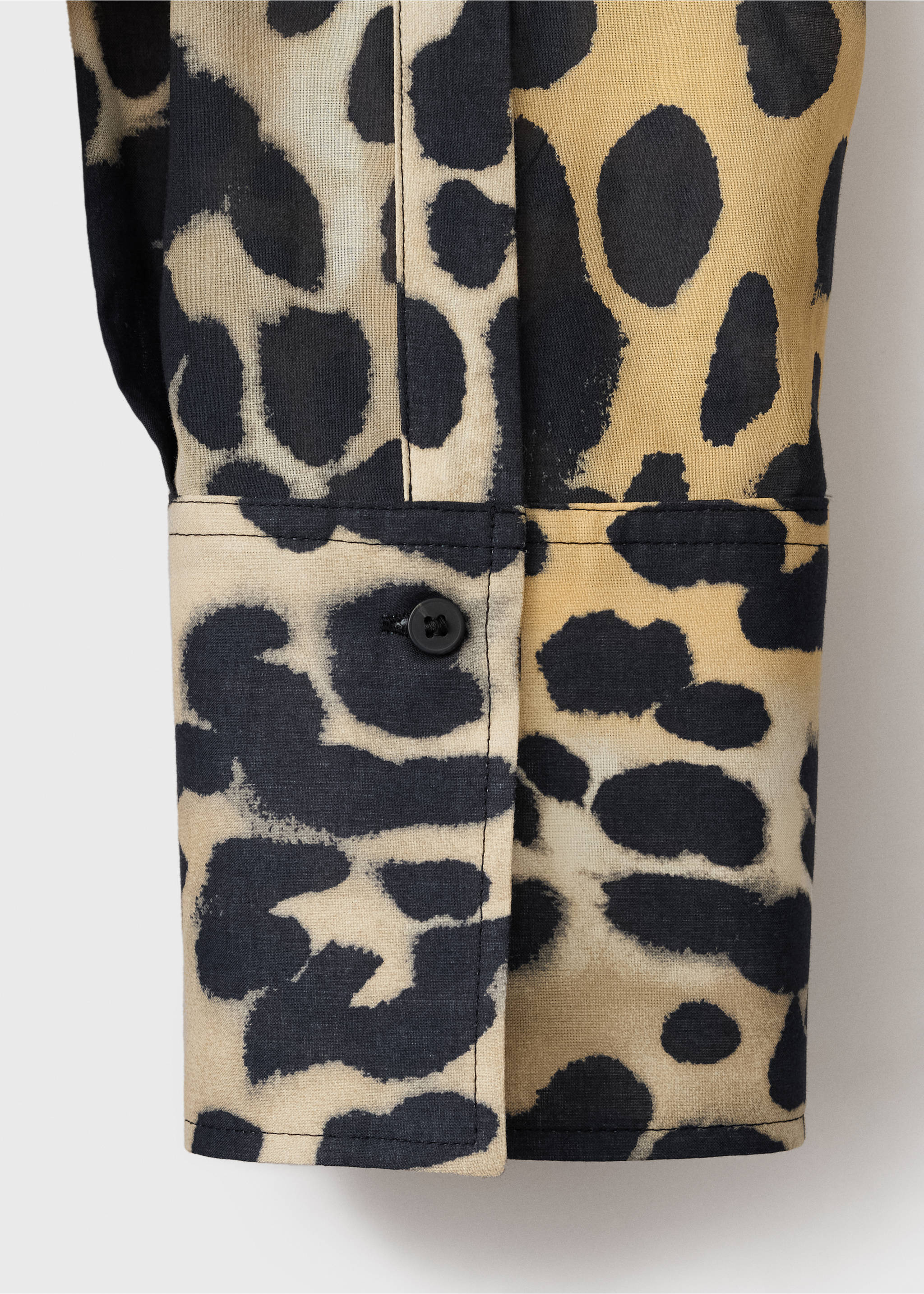 Leopard-print shirt with pocket - Details of the article 0, Black. Ref: 17093325-00.
