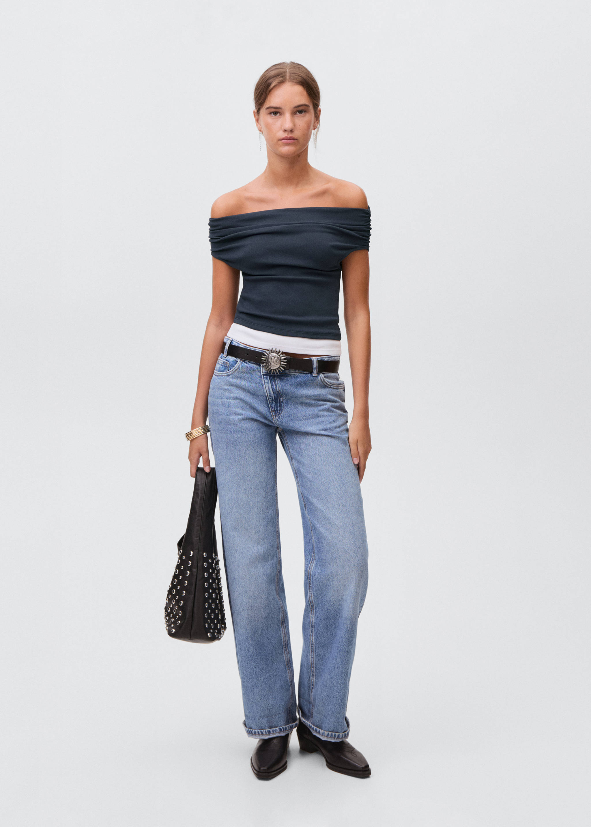 Off-shoulder top - General plane