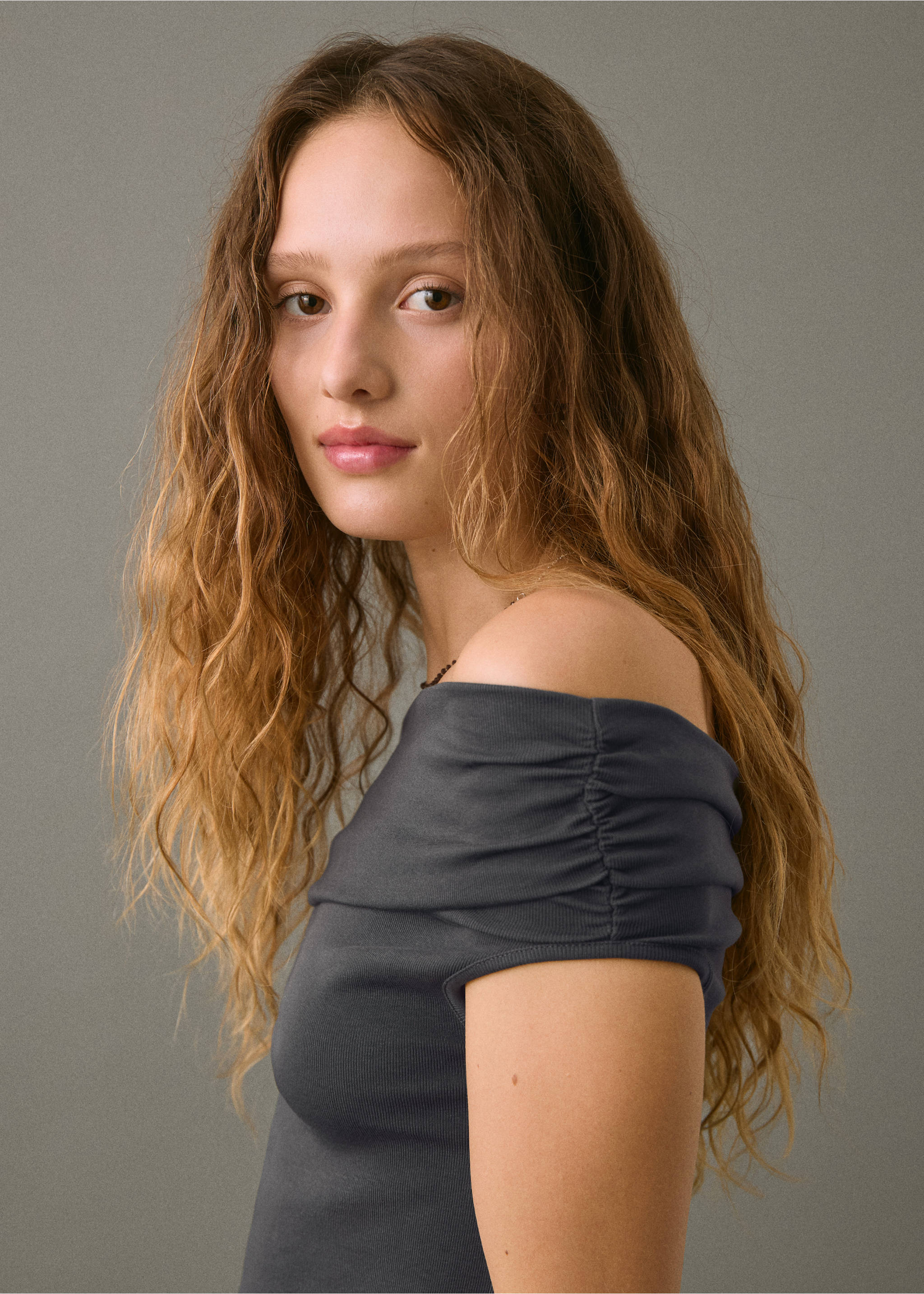 Off-shoulder top - Details of the article 1, Charcoal. Ref: 17093334-00.