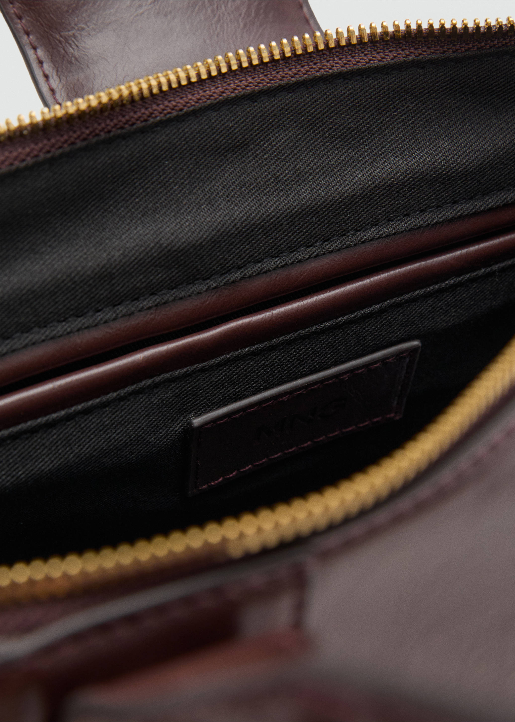 Medium shoulder bag with snap hook - Details of the article 2, Chocolate. Ref: 17093811-00.
