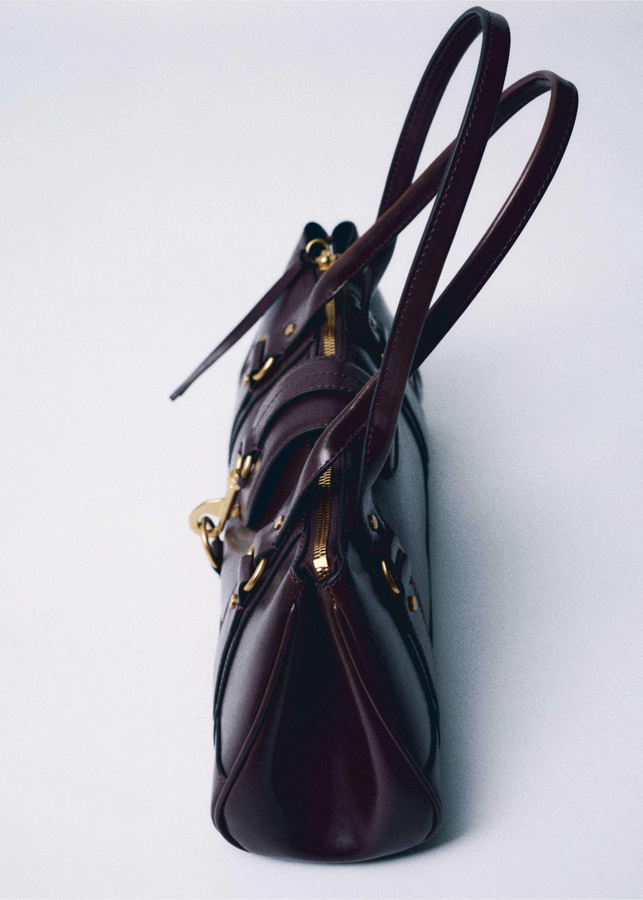 Medium shoulder bag with snap hook - Details of the article 6, Chocolate. Ref: 17093811-00.