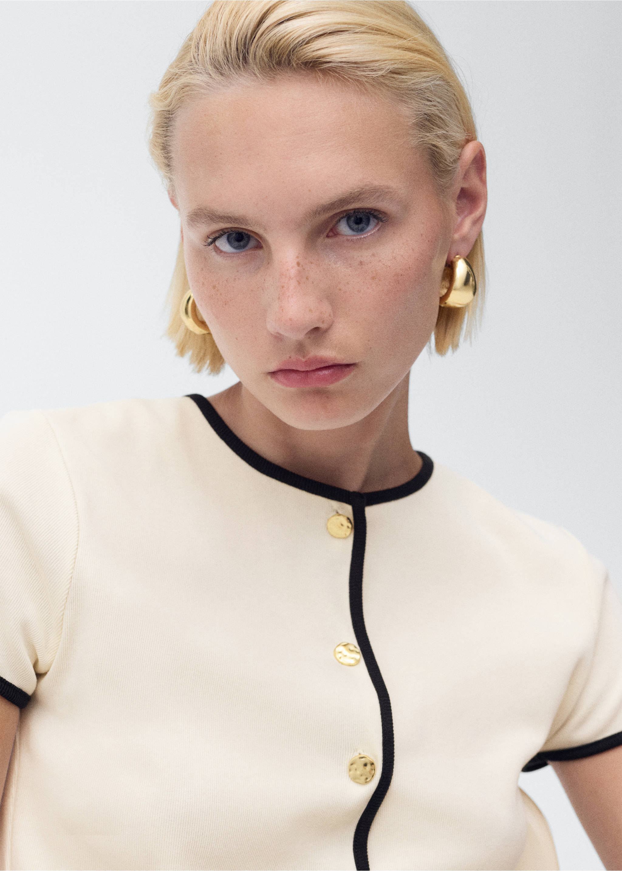 Cotton t-shirt with contrasting trim - Details of the article 1, Ecru. Ref: 17094083-00.