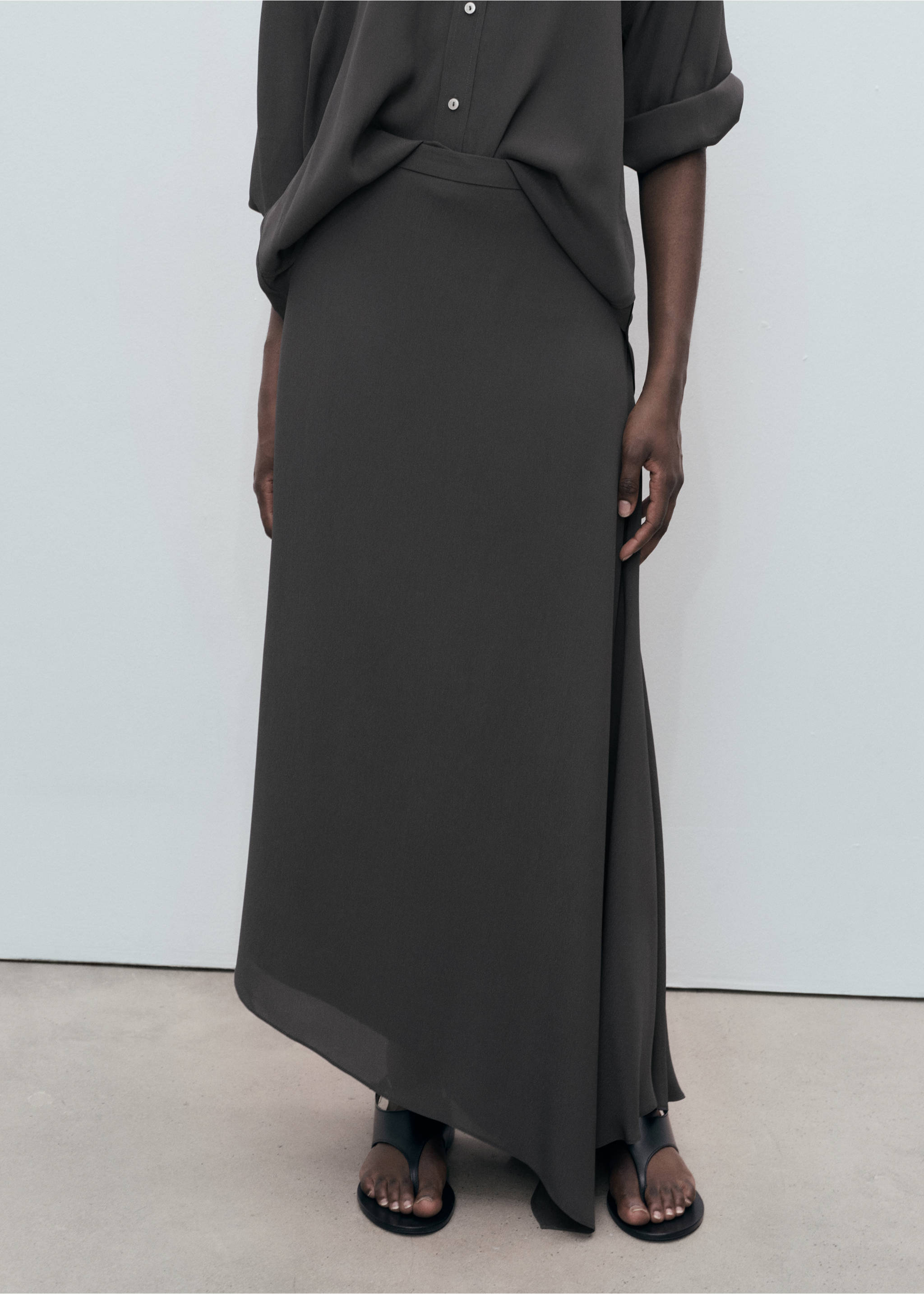 Asymmetrical maxi-skirt - Medium plane, Medium Grey. Ref: 17094086-00.