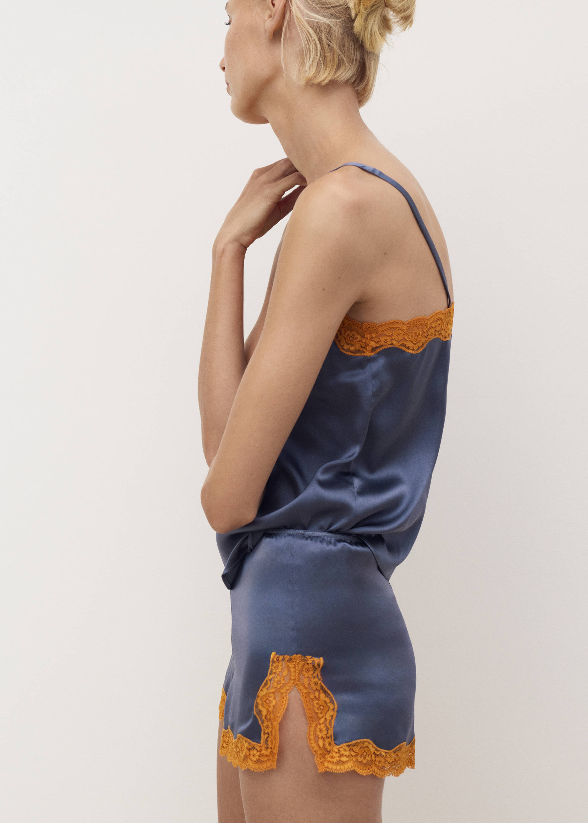 Silk shorts with contrasting lace trim - Details of the article 1