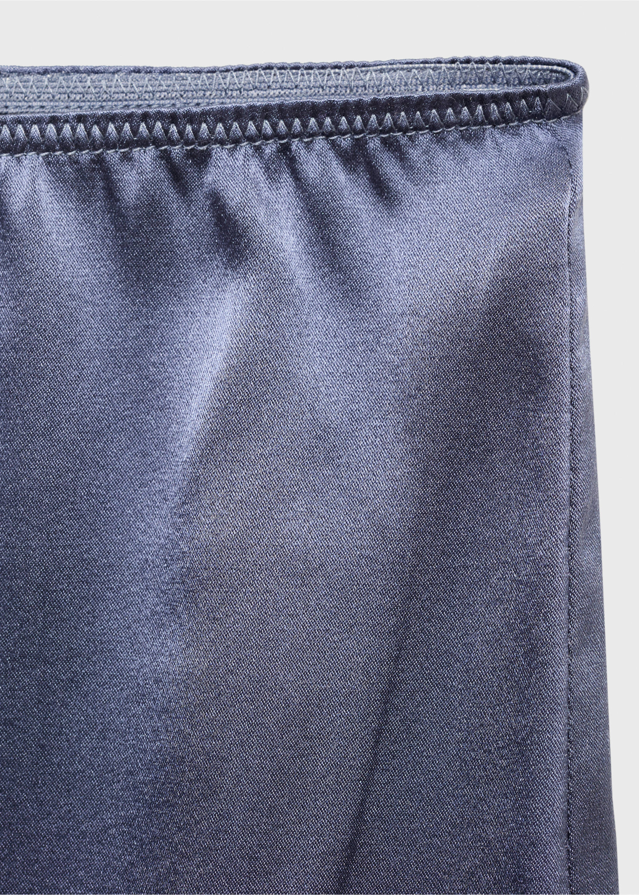 Seidenshorts mit kontrastfarbiger Spitzenborte - Detail des Artikels 0, Tintenblau. Ref: 17094109-00.