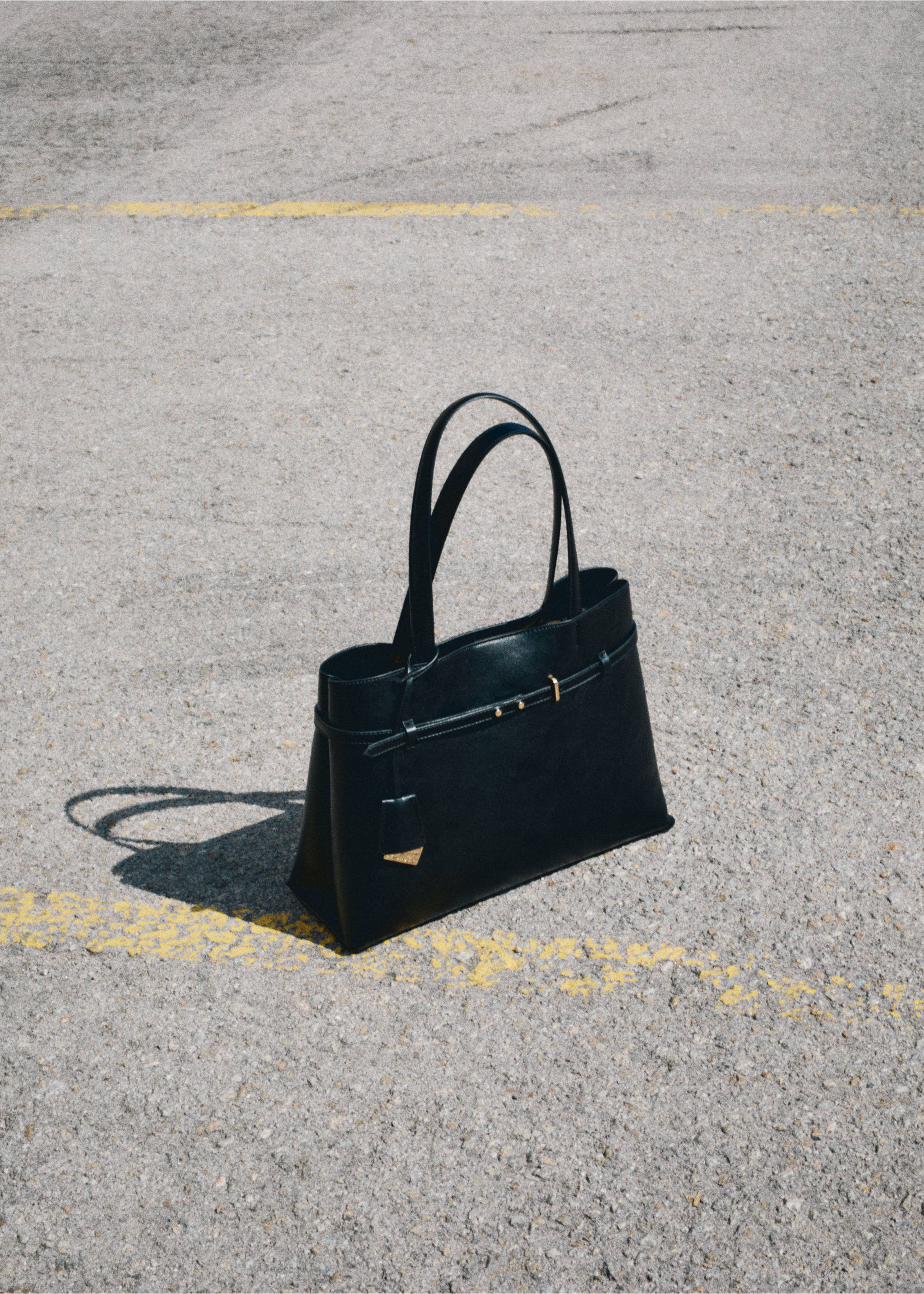 Shopper bag with charm - Details of the article 6, Black. Ref: 17094116-00.
