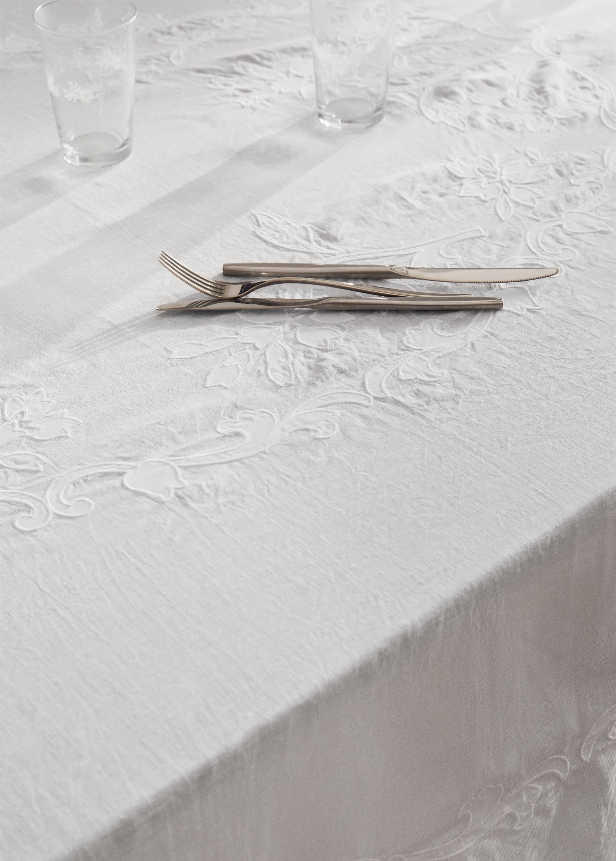 Nappe ovale en lin brodée à la main pour 6 à 8 convives - Détail de l'article 7