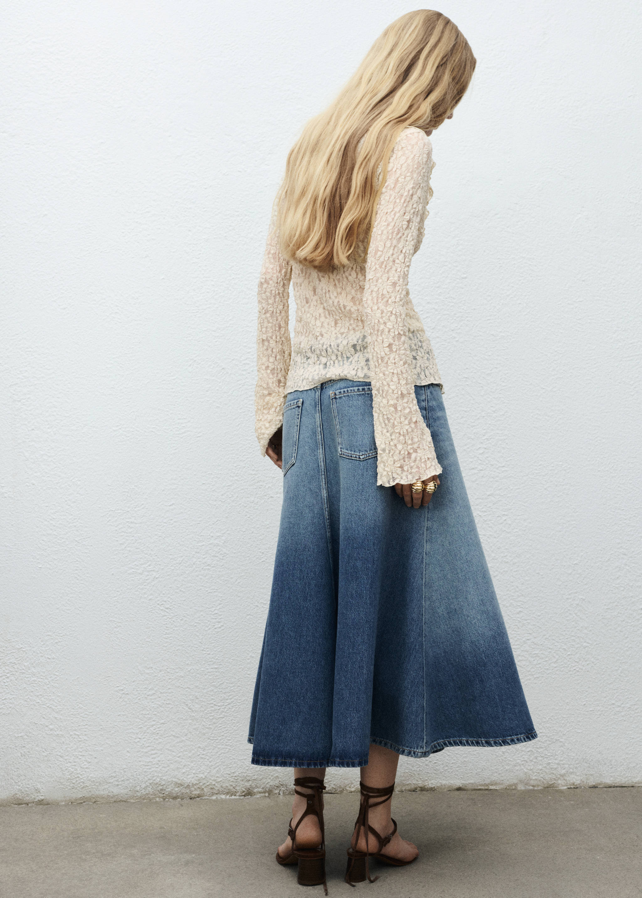 Lace blouse with ruffles - Reverse of the article