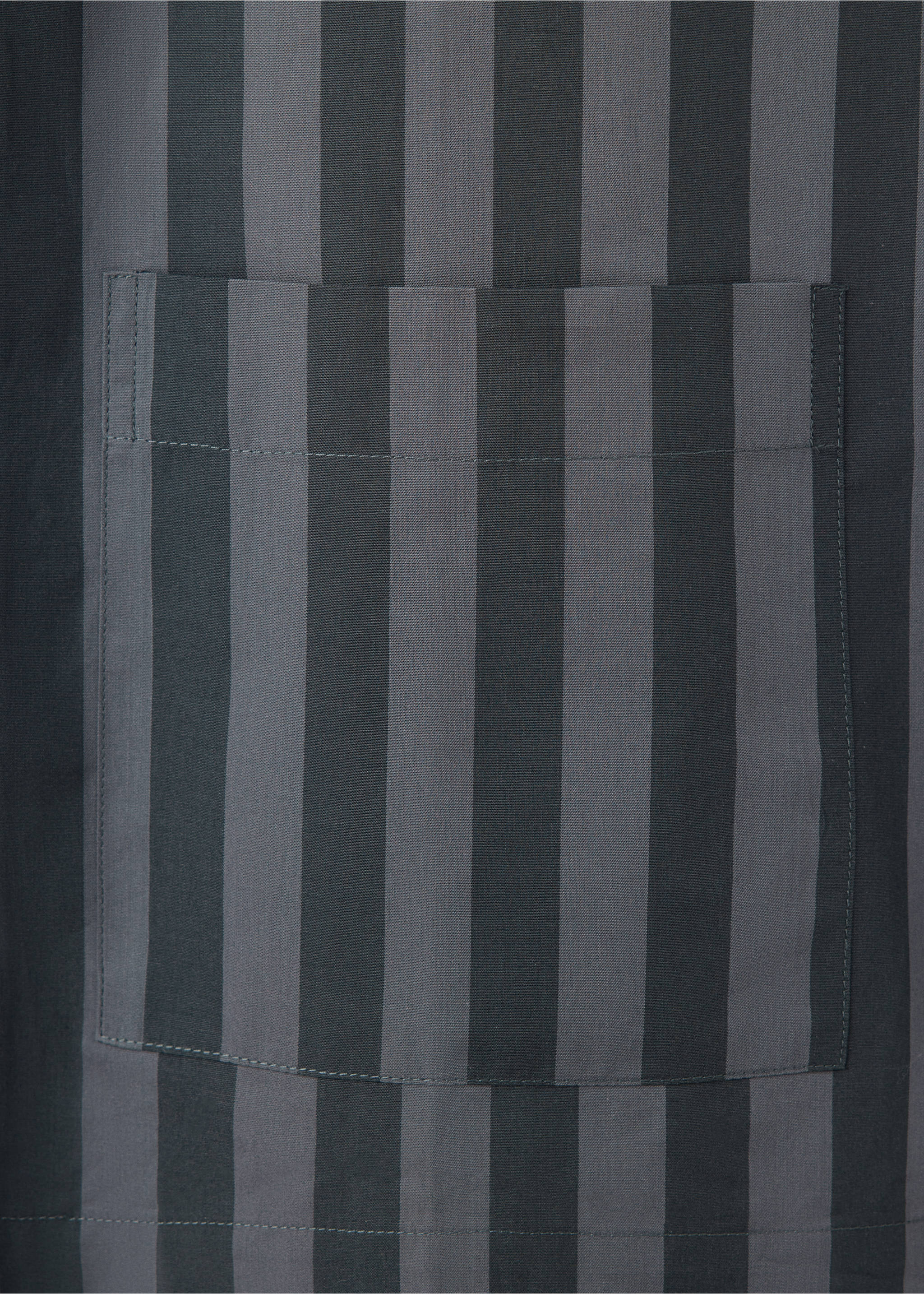 Detalle de un bolsillo de camisa de pijama de rayas en gris oscuro y negro., Gris medio. Ref: 17094142-00.