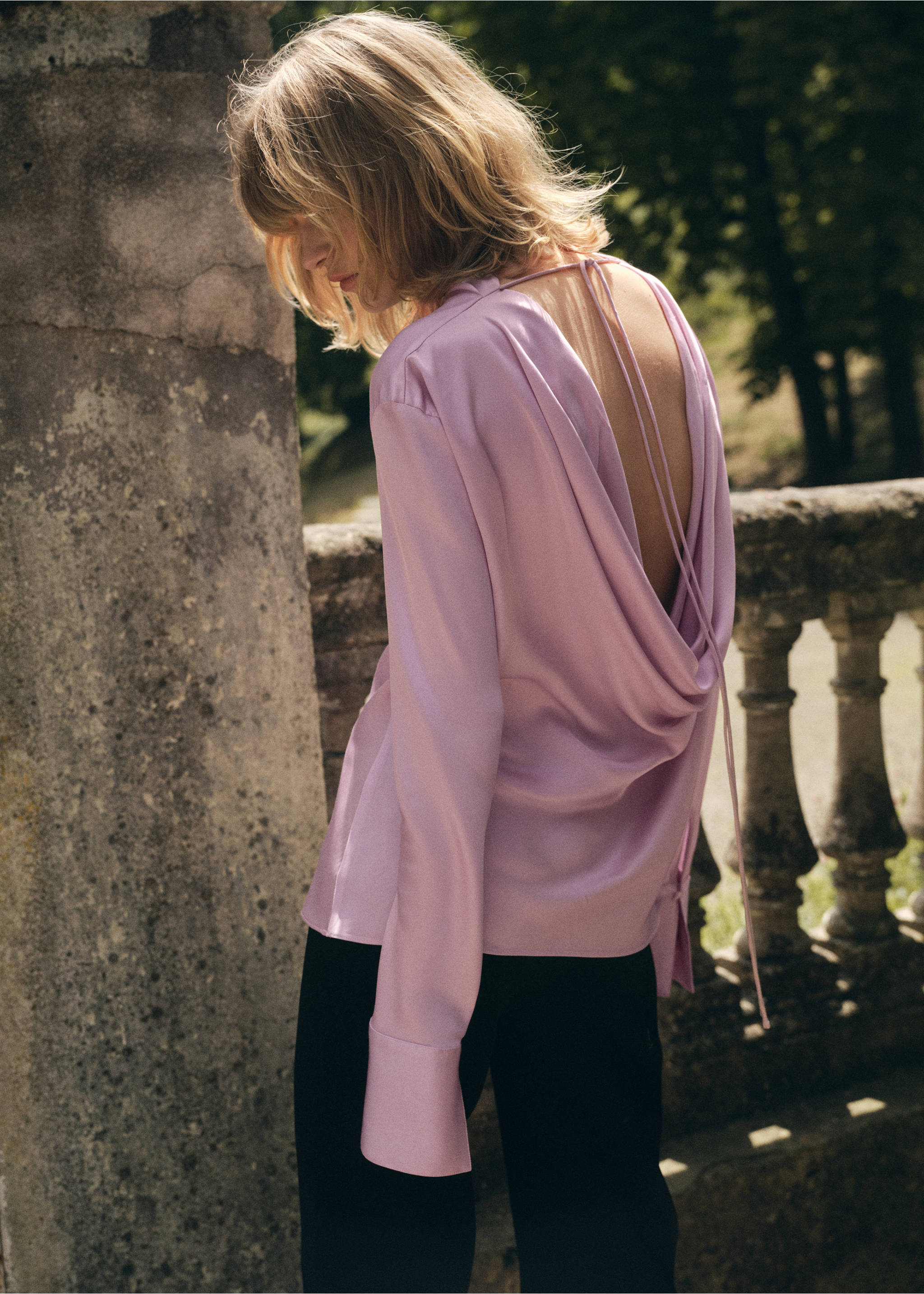 Satinerad blus med draperad rygg - Bild av mittparti, Blek rosa. Ref: 17094144-00.