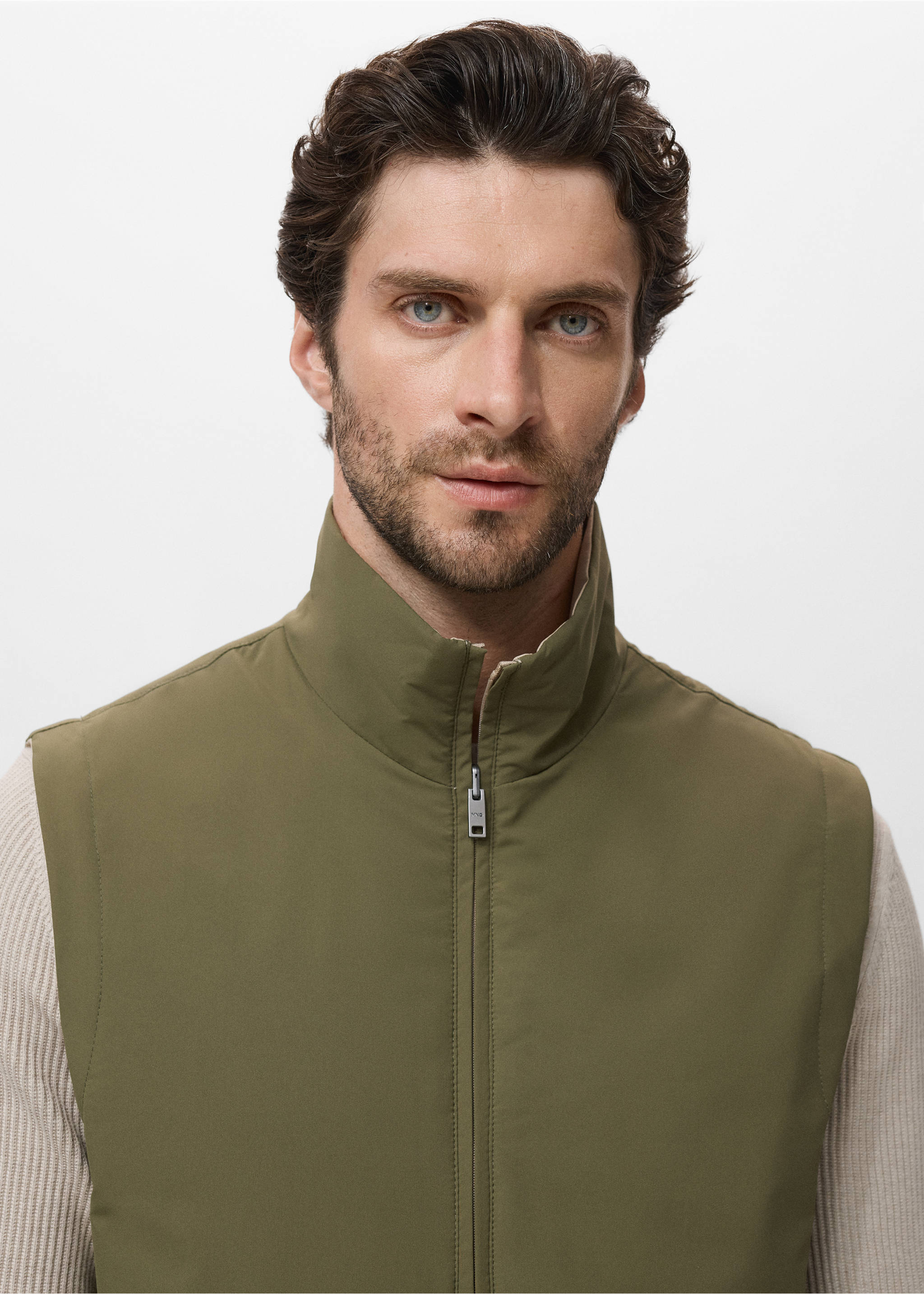 Reversible water-repellent gilet - Details of the article 1, Green. Ref: 17094402-00.