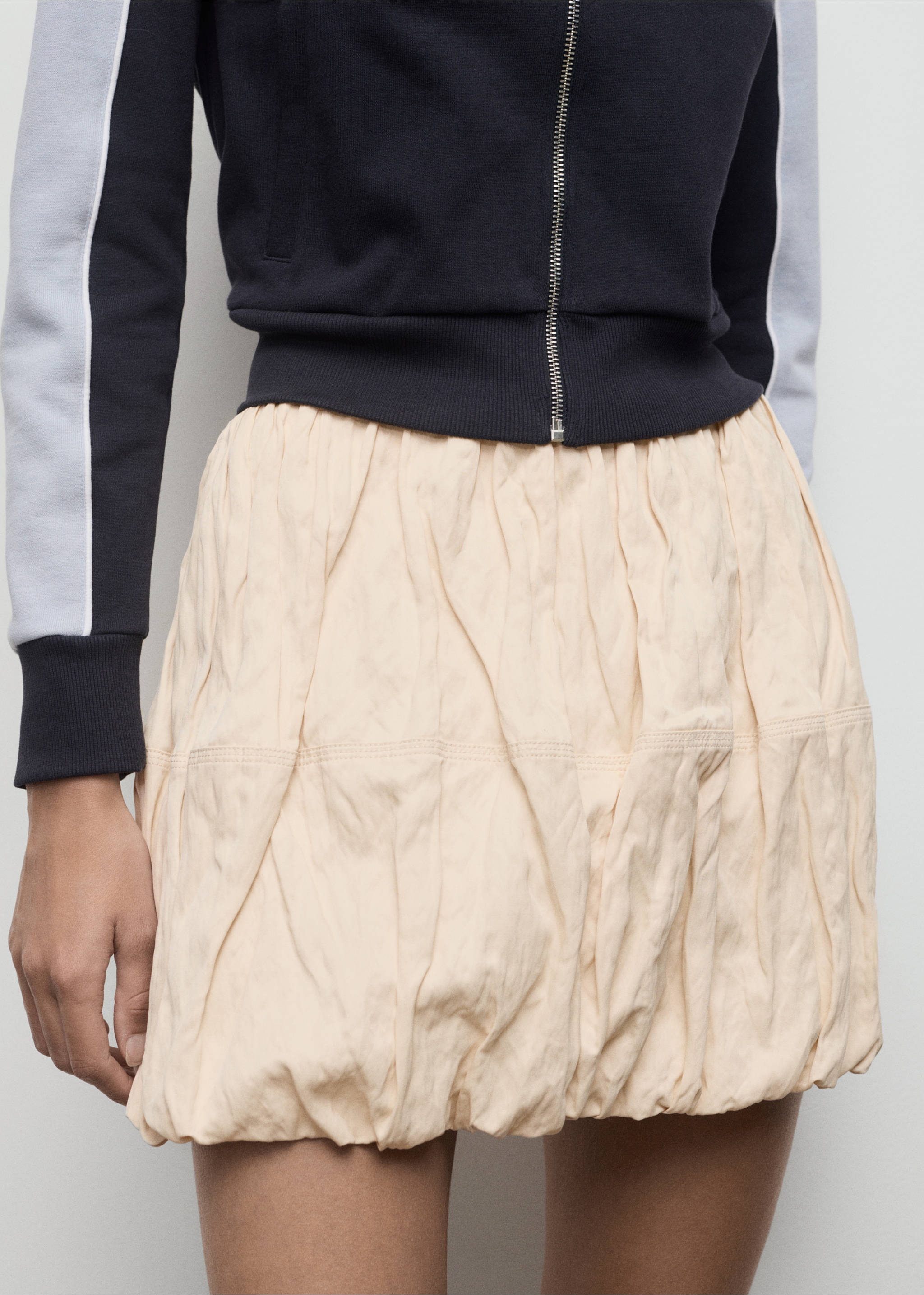 Wrinkled-effect balloon skirt - Details of the article 1, Beige. Ref: 17094407-00.