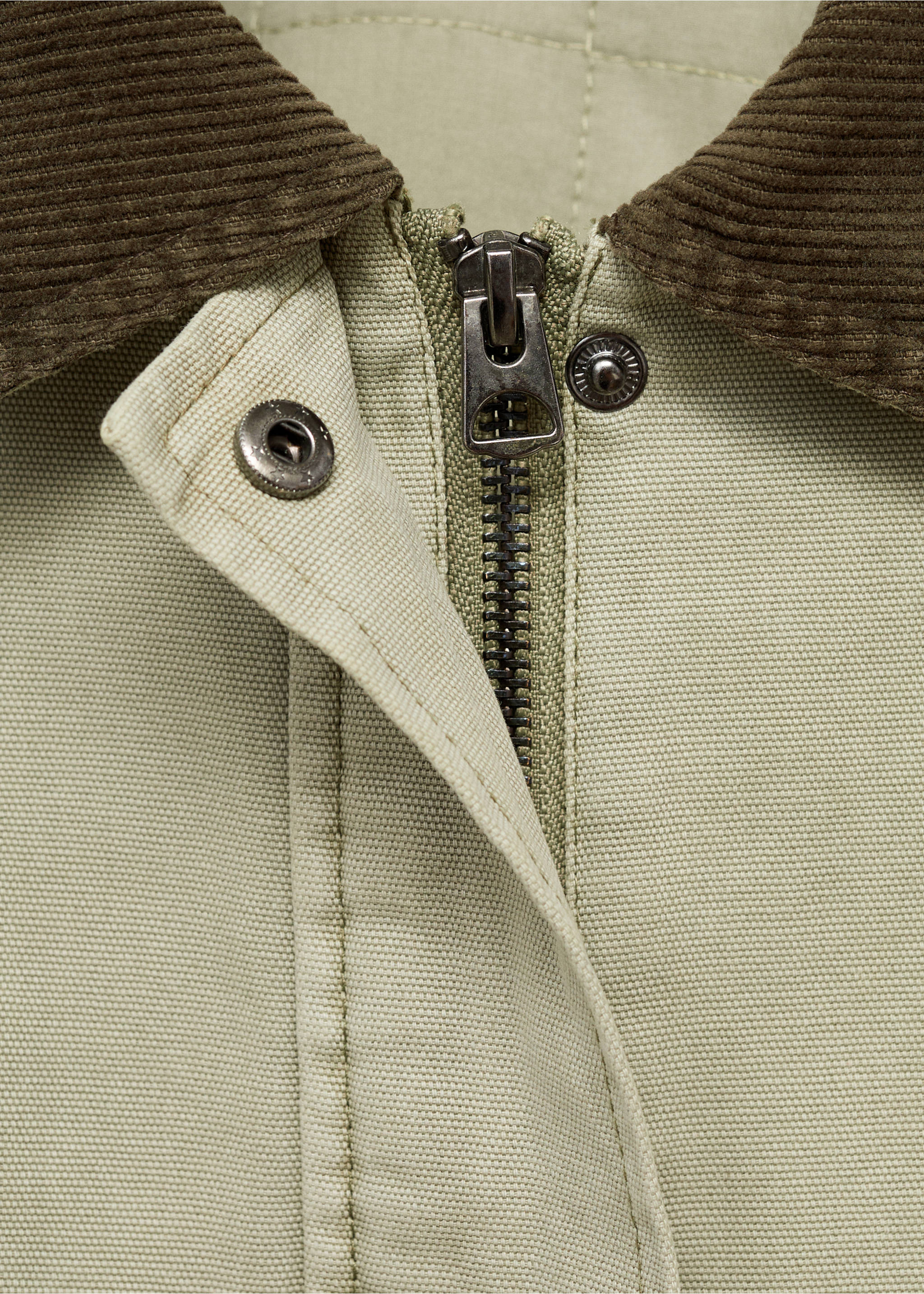 Jeansjacke mit Kontrastkragen - Detail des Artikels 8, Grün. Ref: 17094408-00.