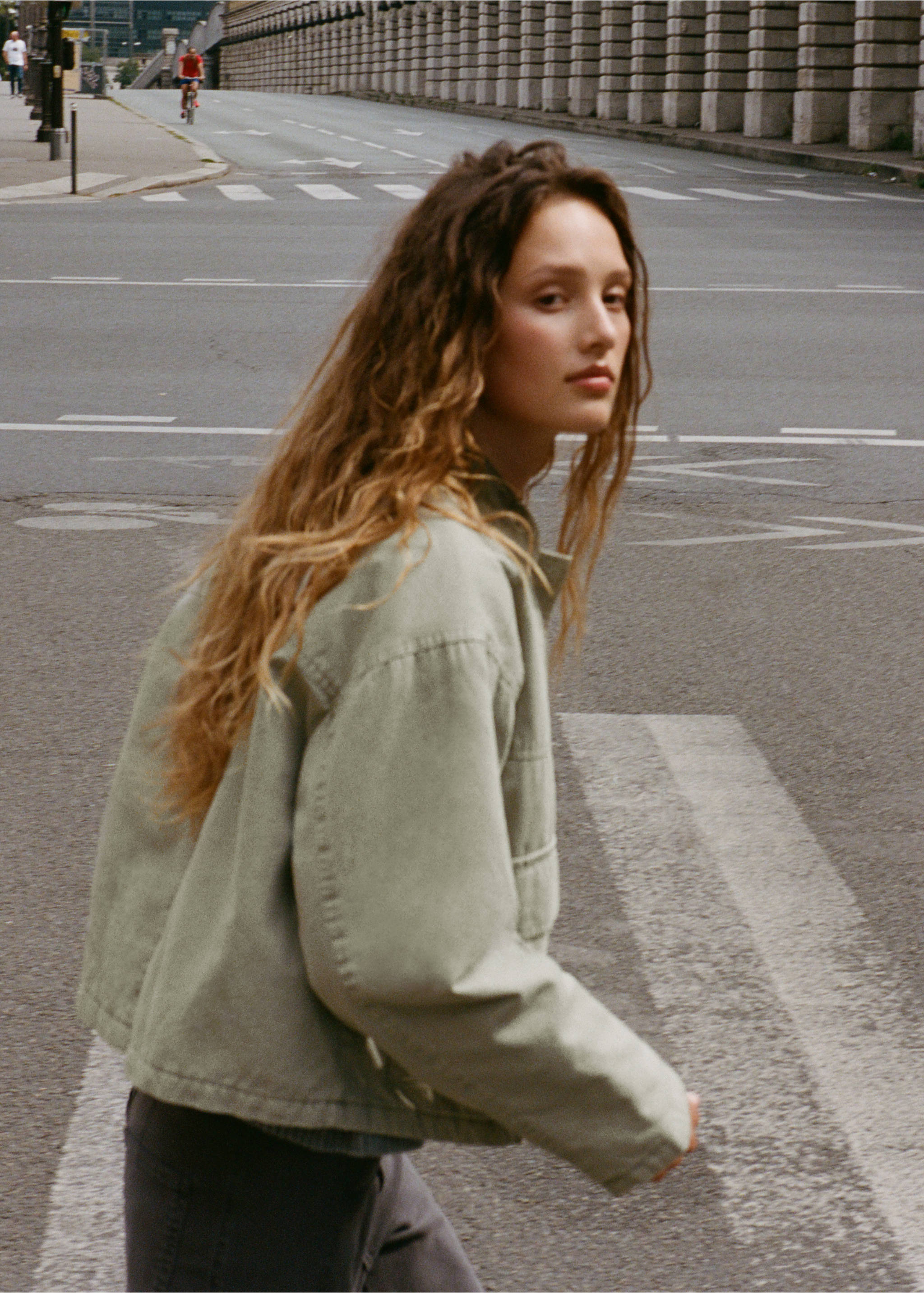 Jeansjacke mit Kontrastkragen - Detail des Artikels 5, Grün. Ref: 17094408-00.