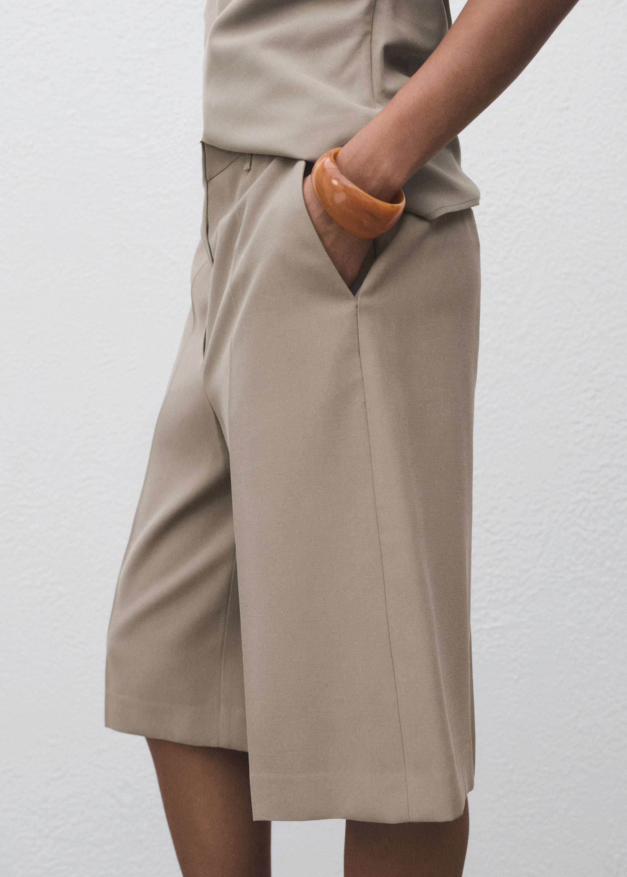 Mid-rise bermuda shorts - Details of the article 3