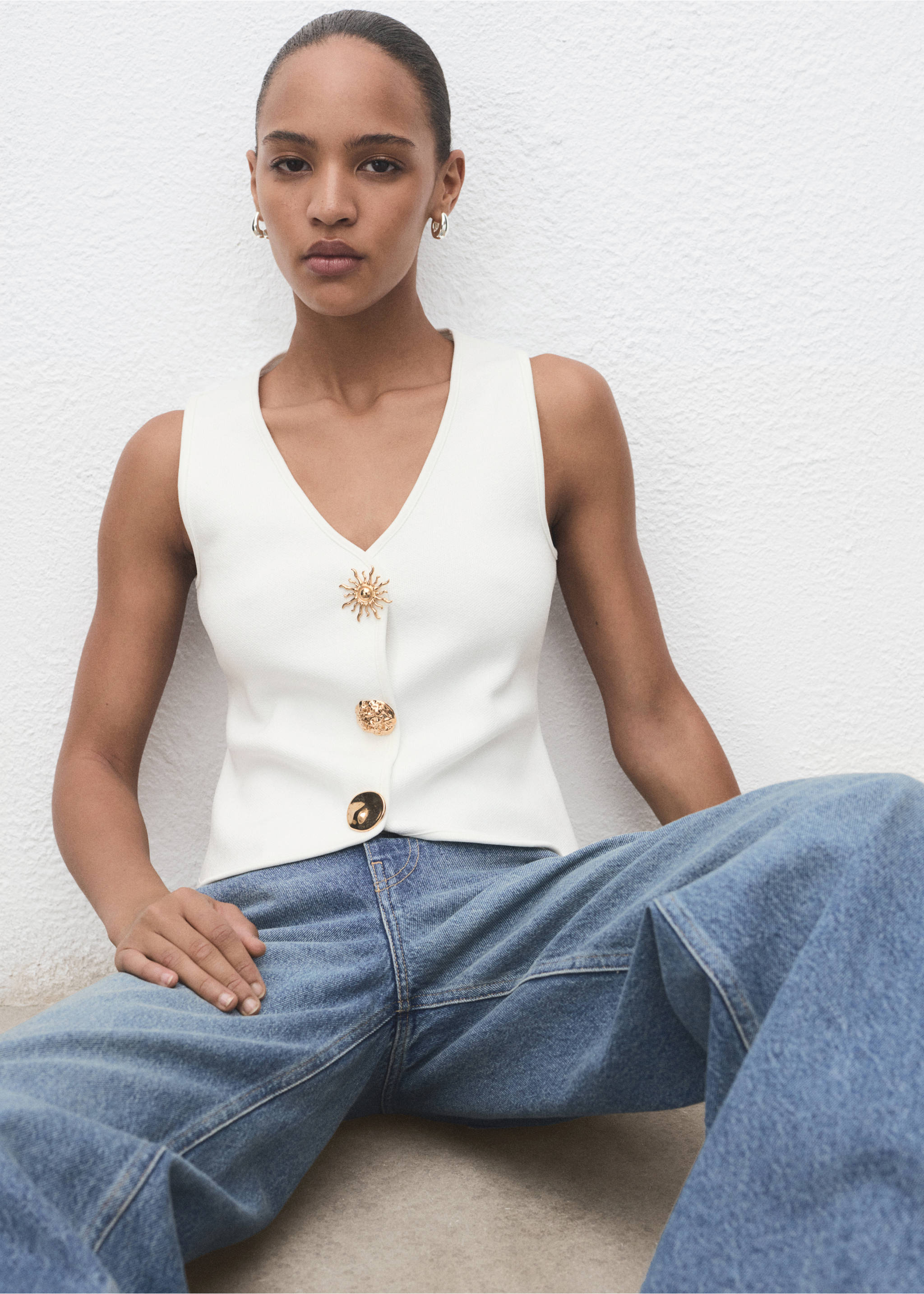 Knitted waistcoat with jewel buttons - Details of the article 2, White. Ref: 17094447-00.