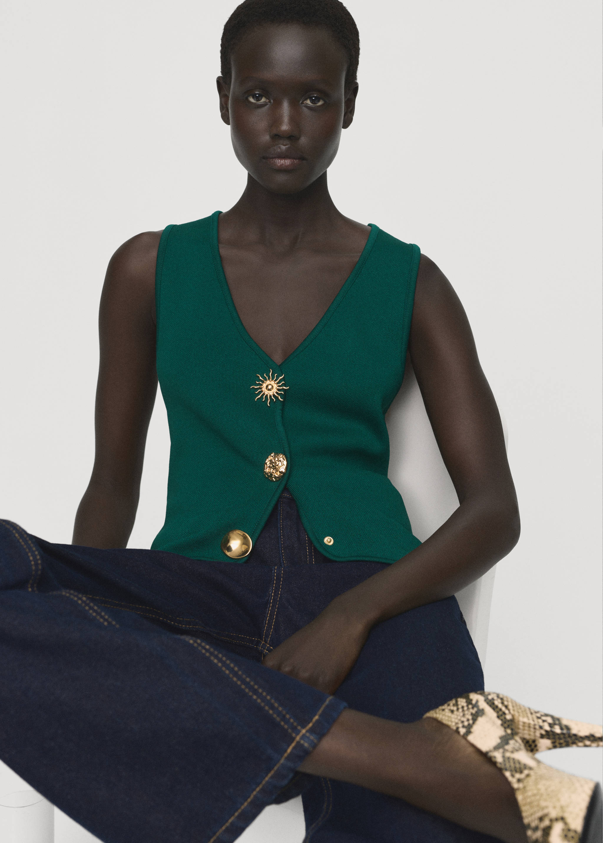 Knitted waistcoat with jewel buttons - Details of the article 3