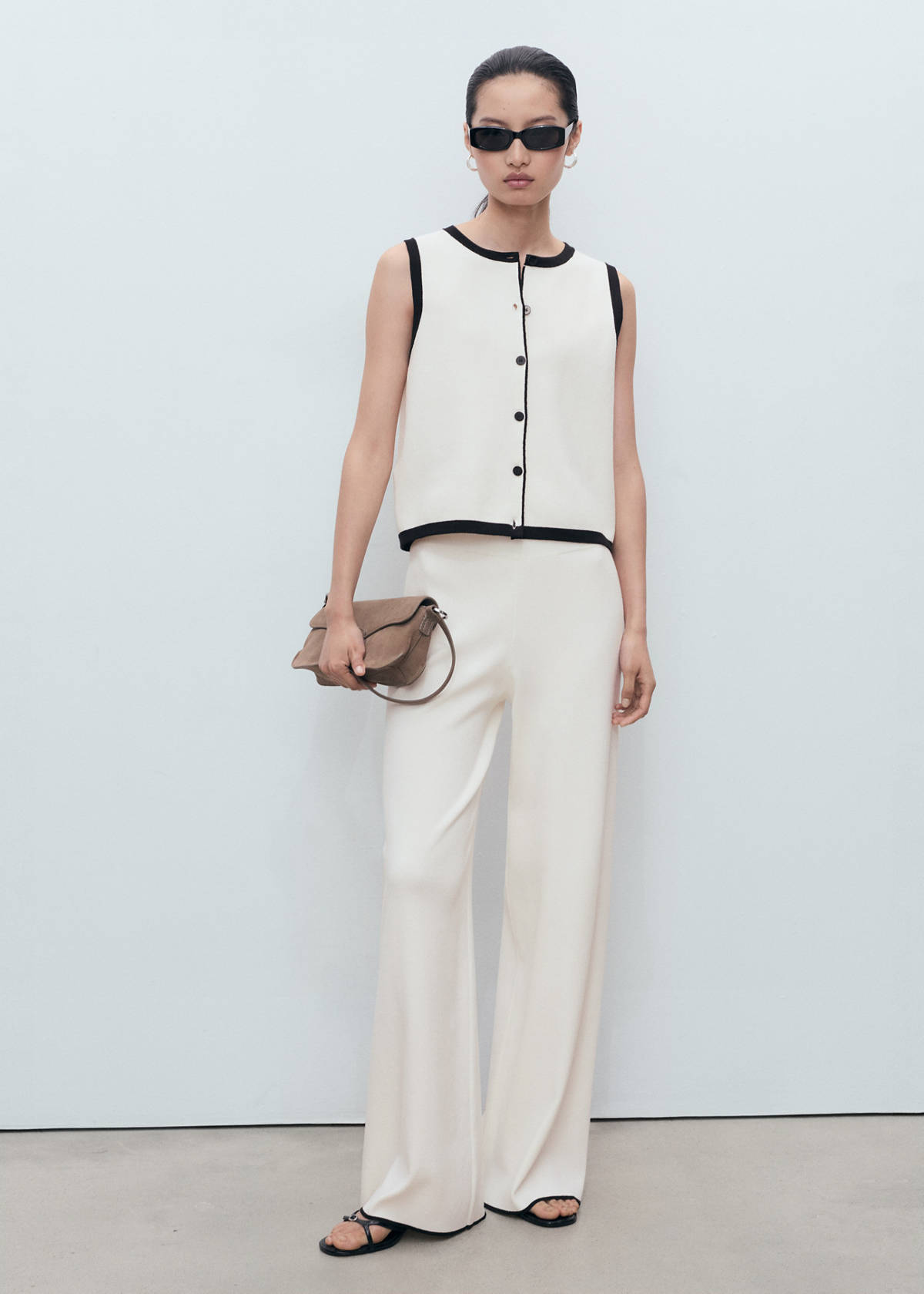 Contrasting low-rise knitted trousers