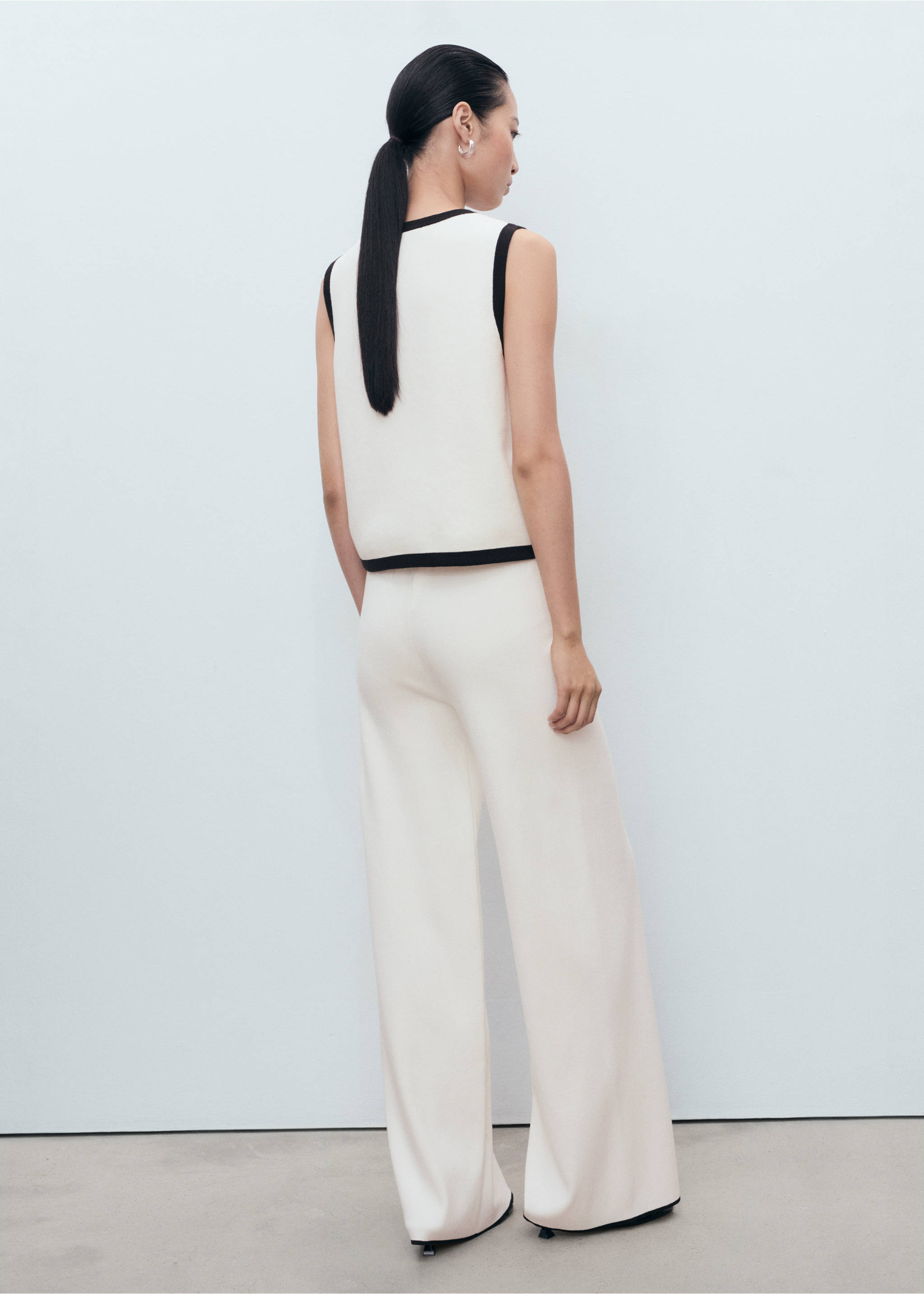 Contrasting low-rise knitted trousers - Reverse of the article, Ecru. Ref: 17094775-00.