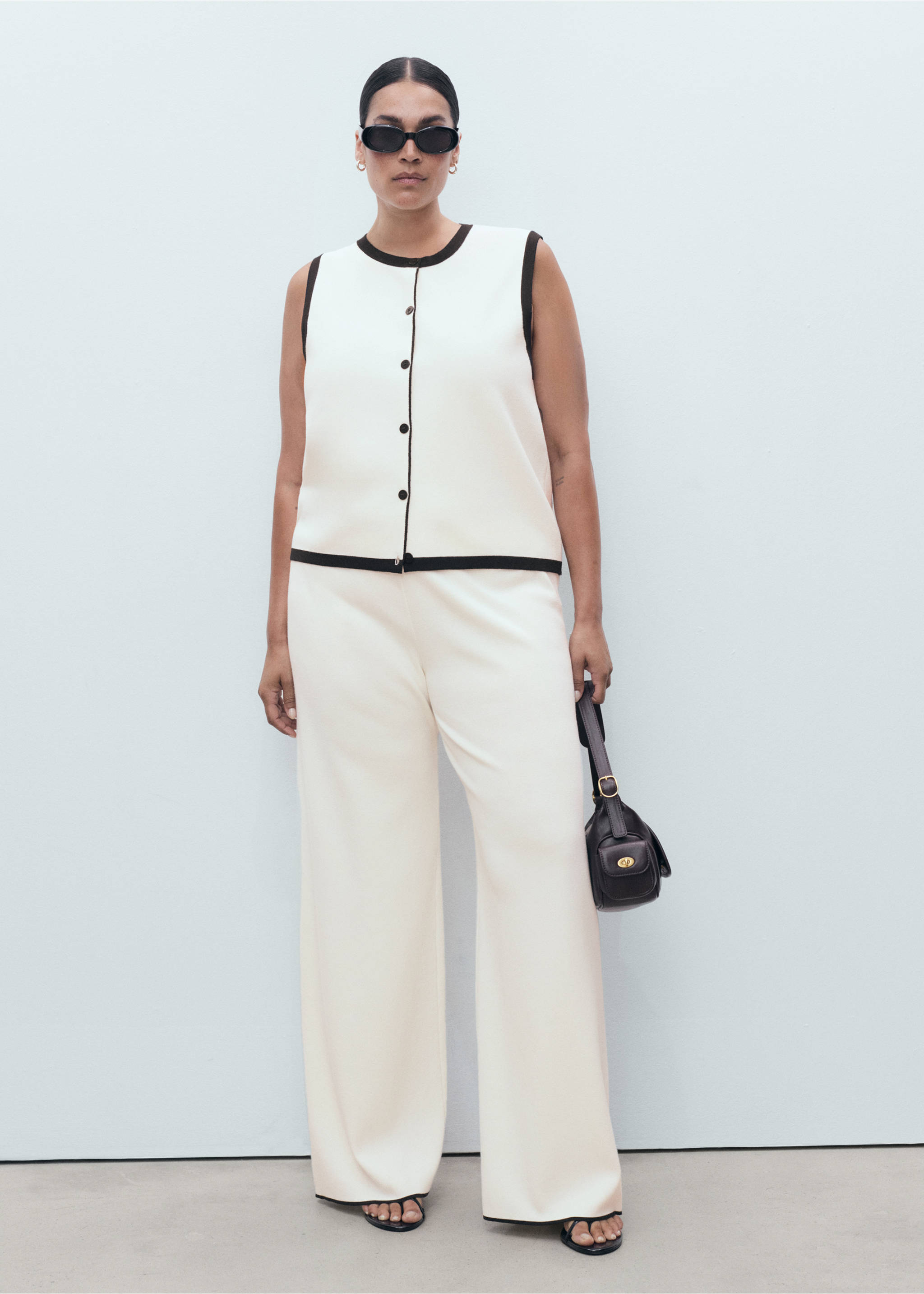 Contrasting low-rise knitted trousers - Details of the article 3, Ecru. Ref: 17094775-00.