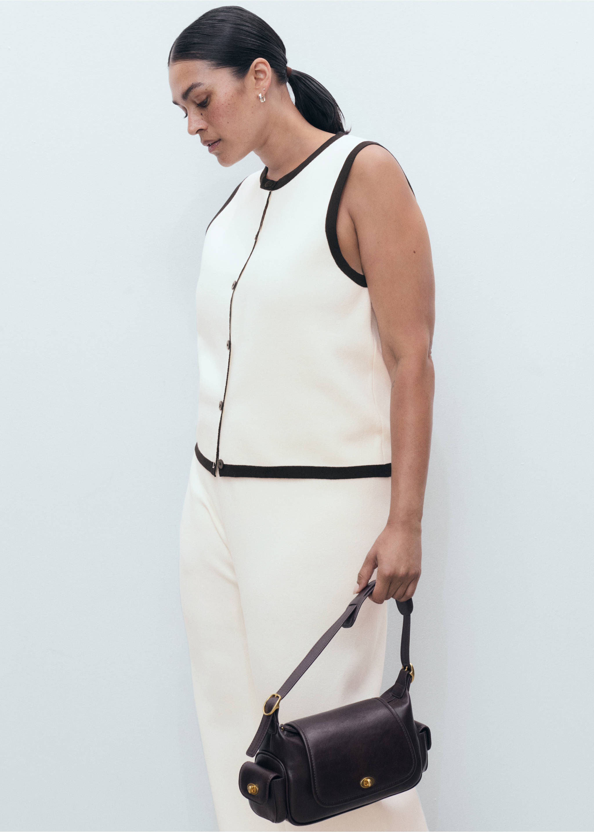 Contrasting low-rise knitted trousers - Details of the article 5, Ecru. Ref: 17094775-00.