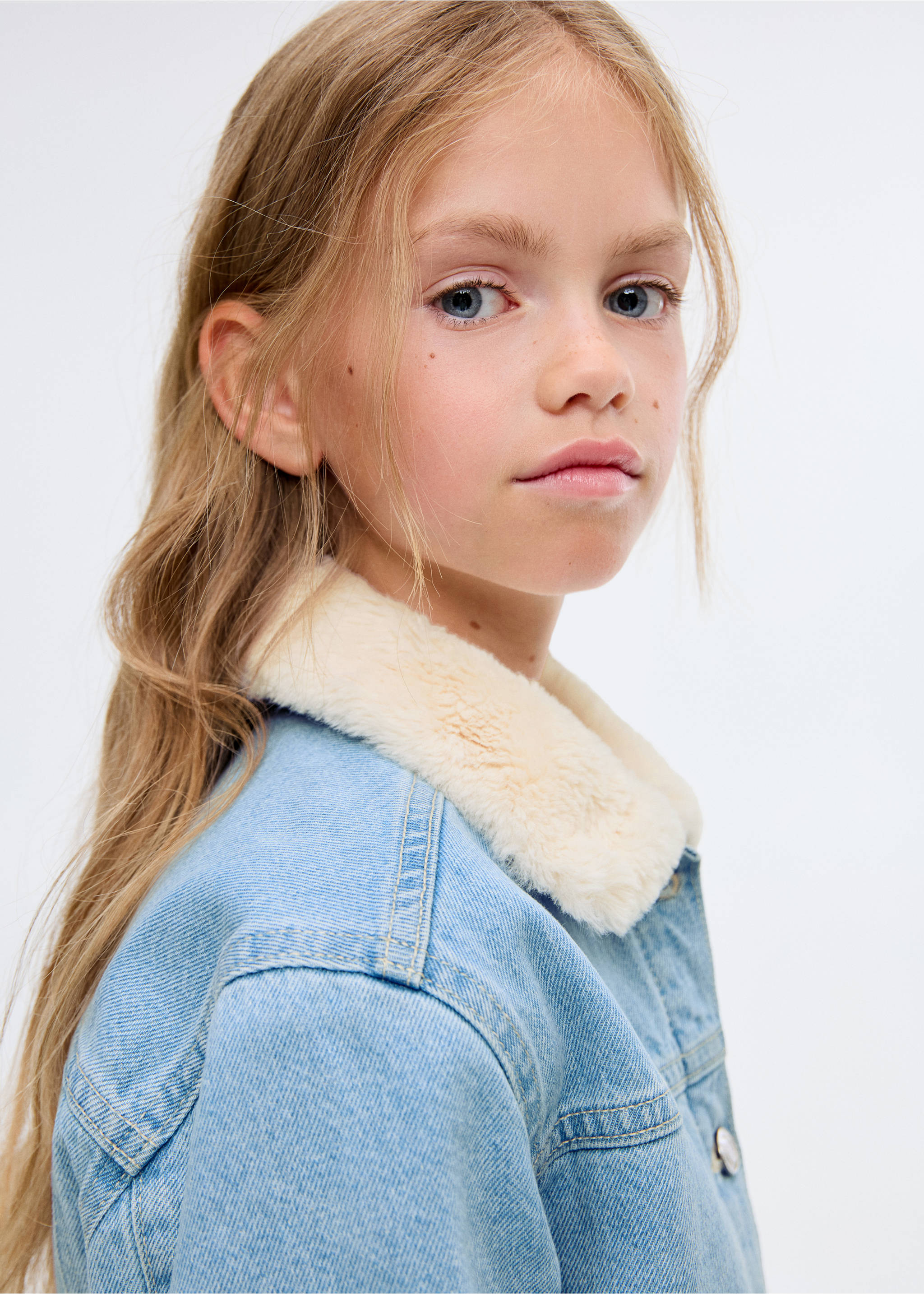 Jeansjacke mit Innenfutter aus Fell - Detail des Artikels 1, Hellblau. Ref: 17094780-00.