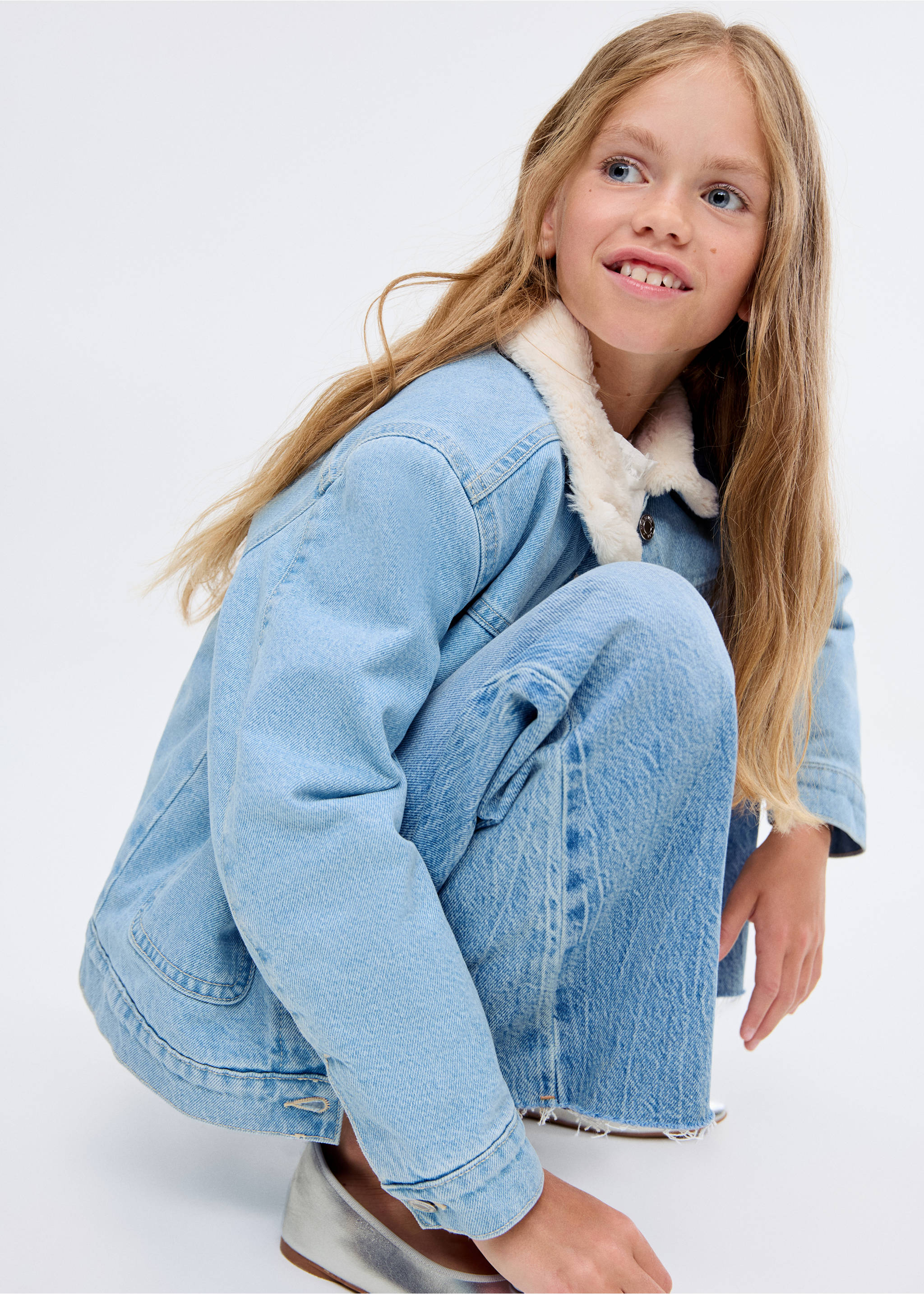 Jeansjacke mit Innenfutter aus Fell - Detail des Artikels 2, Hellblau. Ref: 17094780-00.